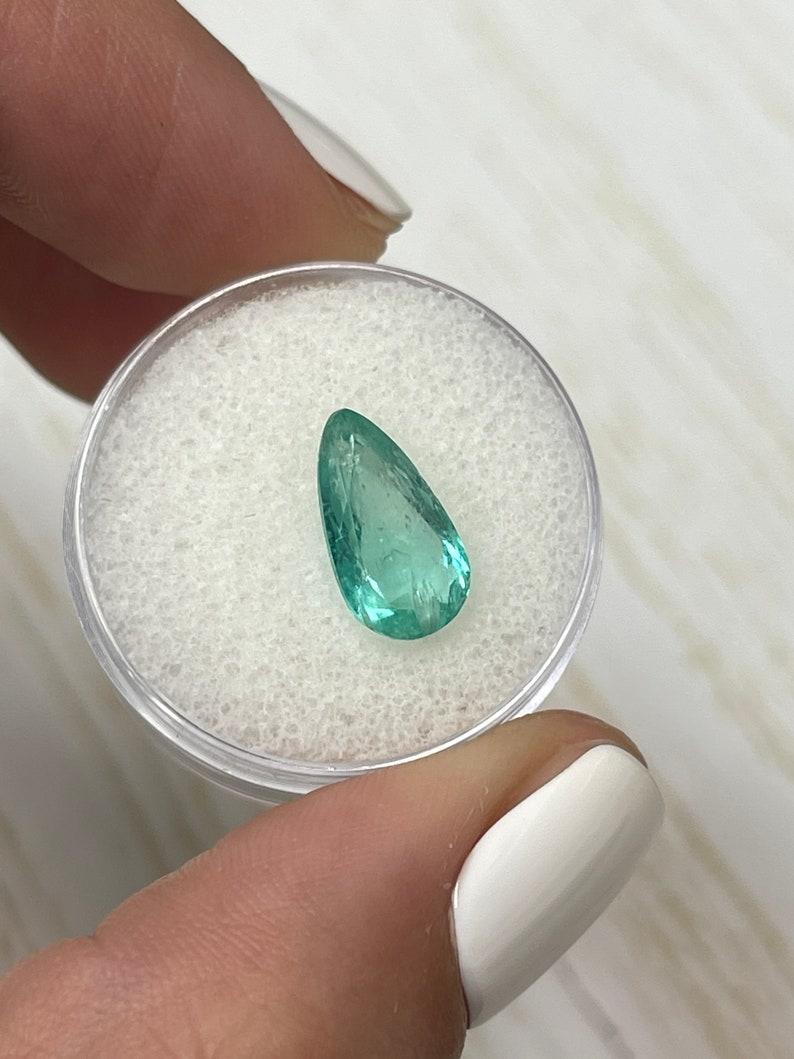 Esmeralda colombiana verde azulada clara de 2,80 quilates - Lágrima talla pera Birthstone de mayo Moderno en venta