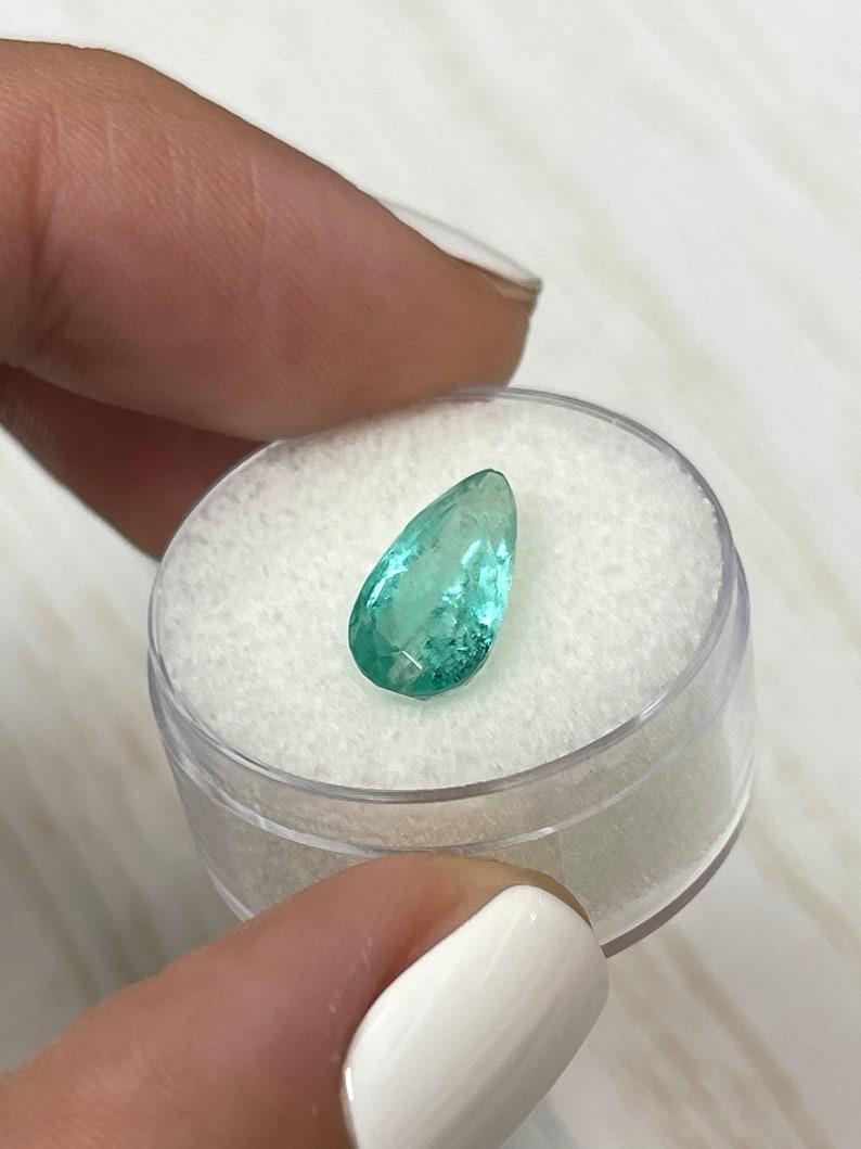 Esmeralda colombiana verde azulada clara de 2,80 quilates - Lágrima talla pera Birthstone de mayo en Nuevo estado para la venta en Jupiter, FL
