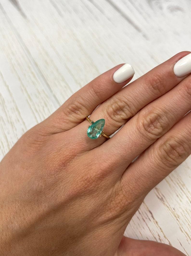 Esmeralda colombiana verde azulada clara de 2,80 quilates - Lágrima talla pera Birthstone de mayo en venta 1