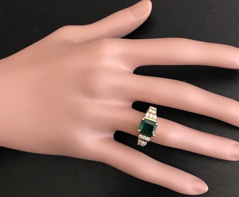 2.80 Carat Natural Emerald and Diamond 14 Karat Solid Yellow Gold Ring In New Condition For Sale In Los Angeles, CA
