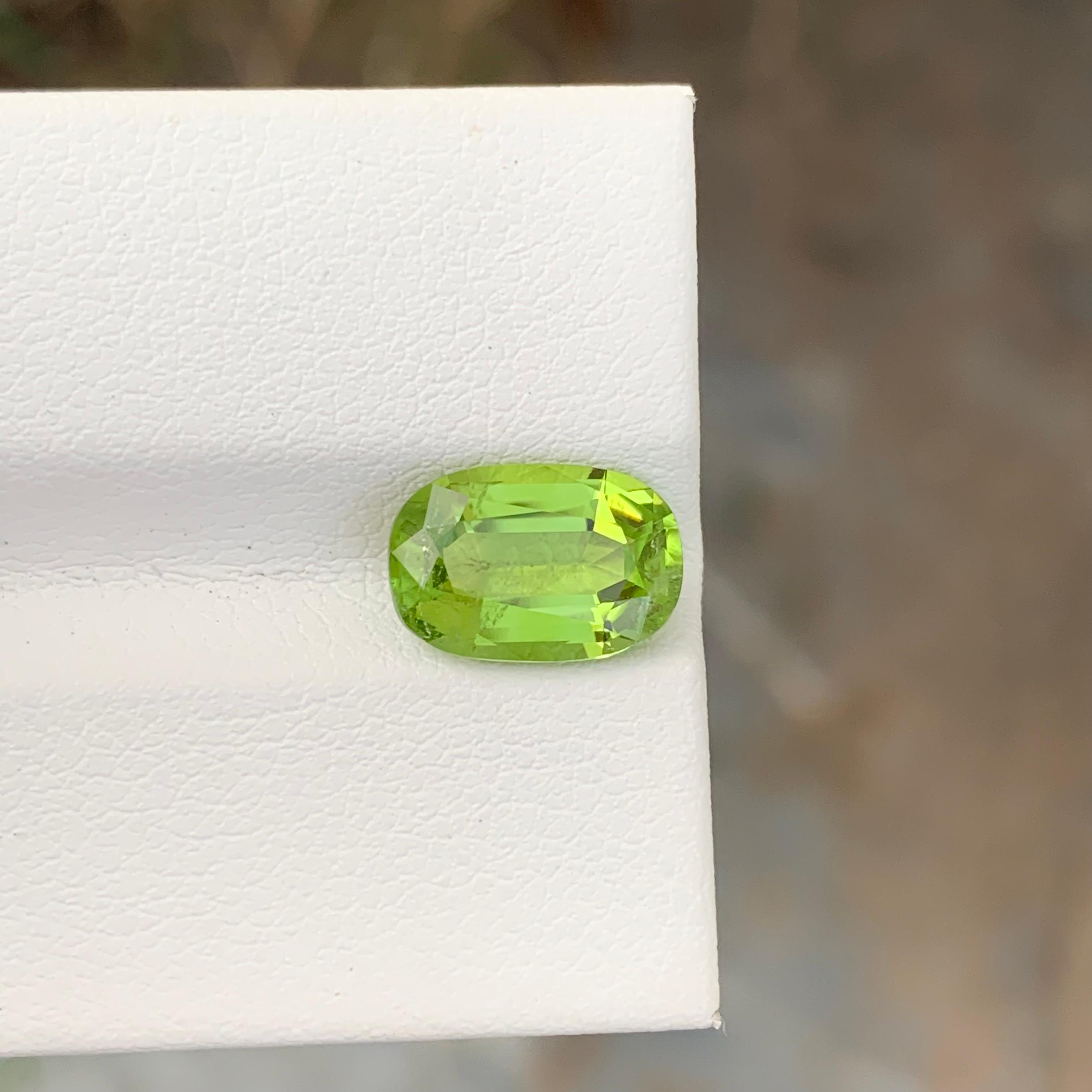 2.80 Carat Natural Loose Apple Green Peridot Oval Shape Gem For Jewellery For Sale 4