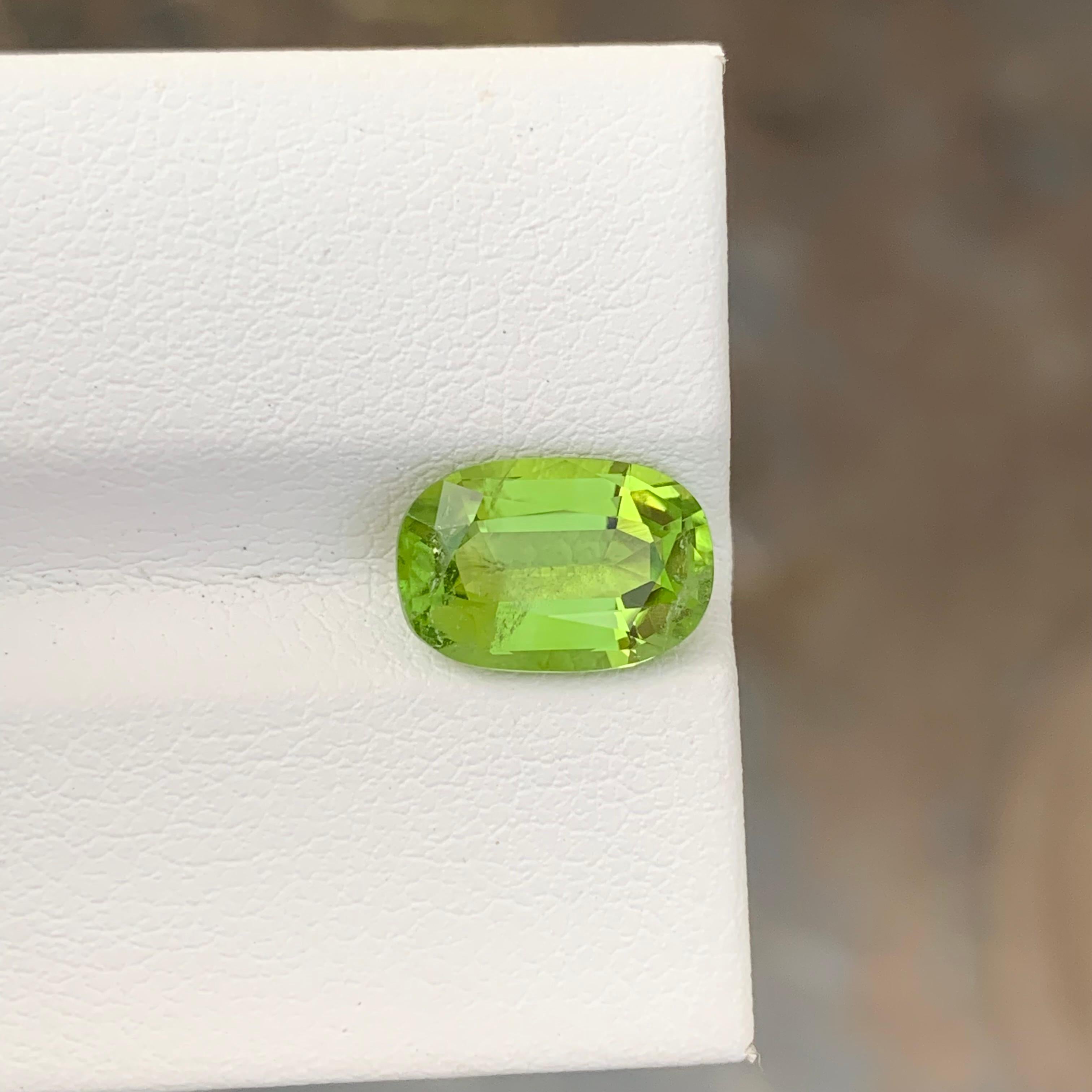2.80 Carat Natural Loose Apple Green Peridot Oval Shape Gem For Jewellery For Sale 5