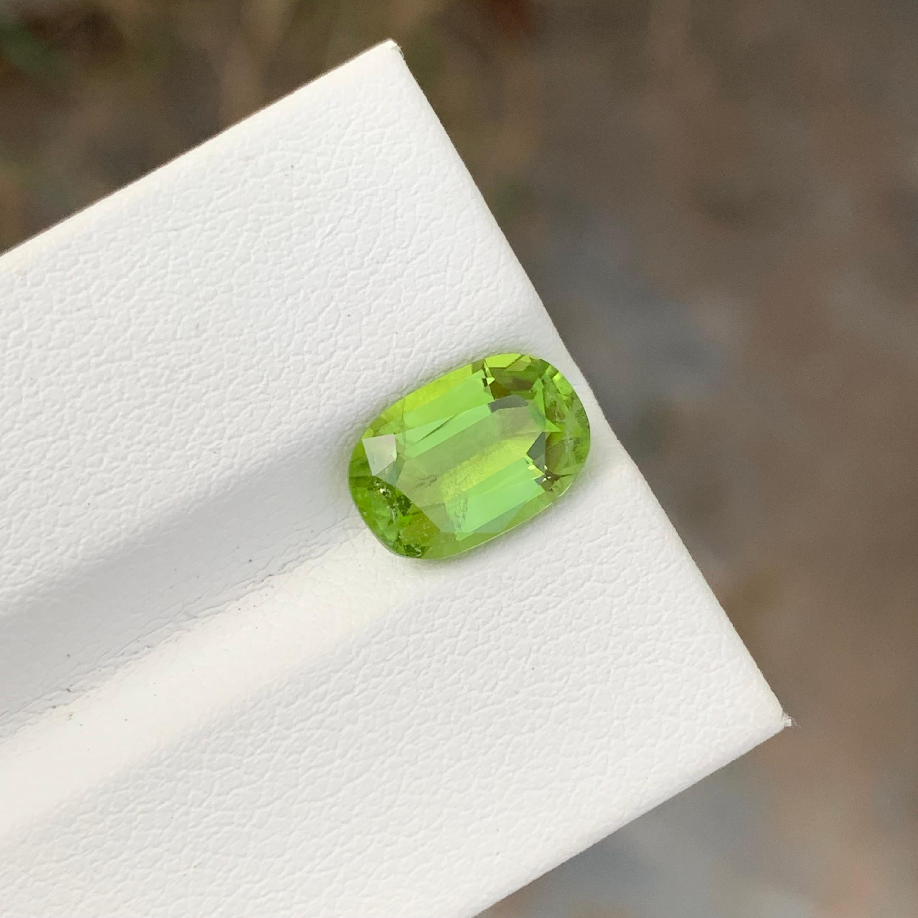 Arts and Crafts 2.80 Carat Natural Loose Apple Green Peridot Oval Shape Gem For Jewellery For Sale