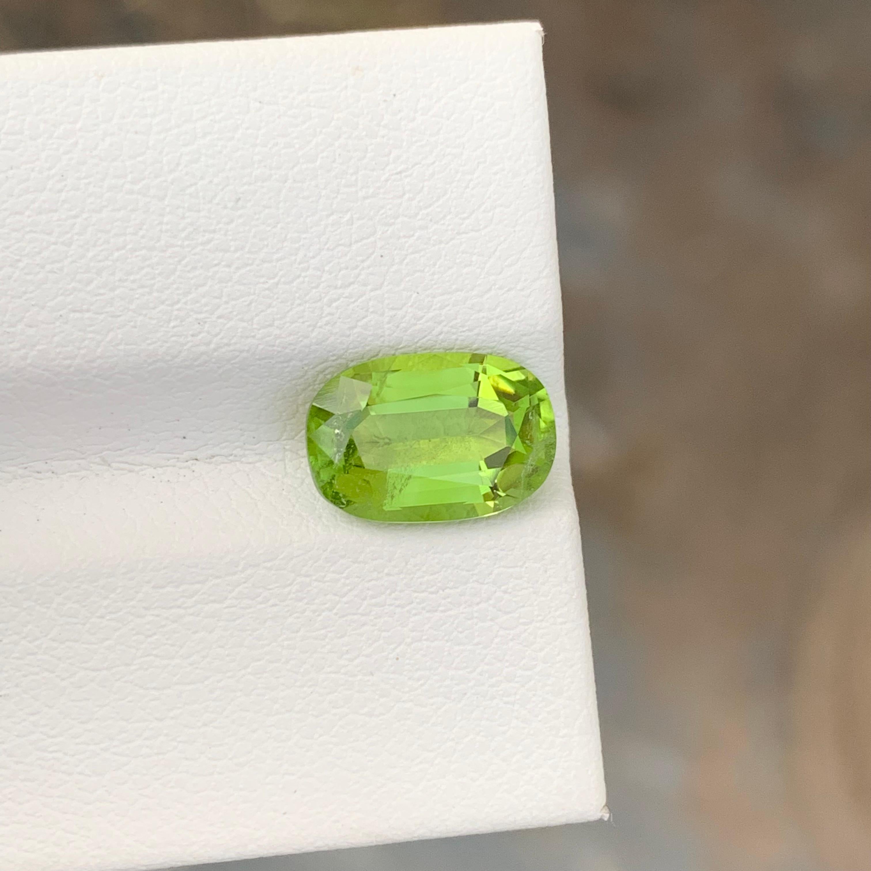 Oval Cut 2.80 Carat Natural Loose Apple Green Peridot Oval Shape Gem For Jewellery For Sale