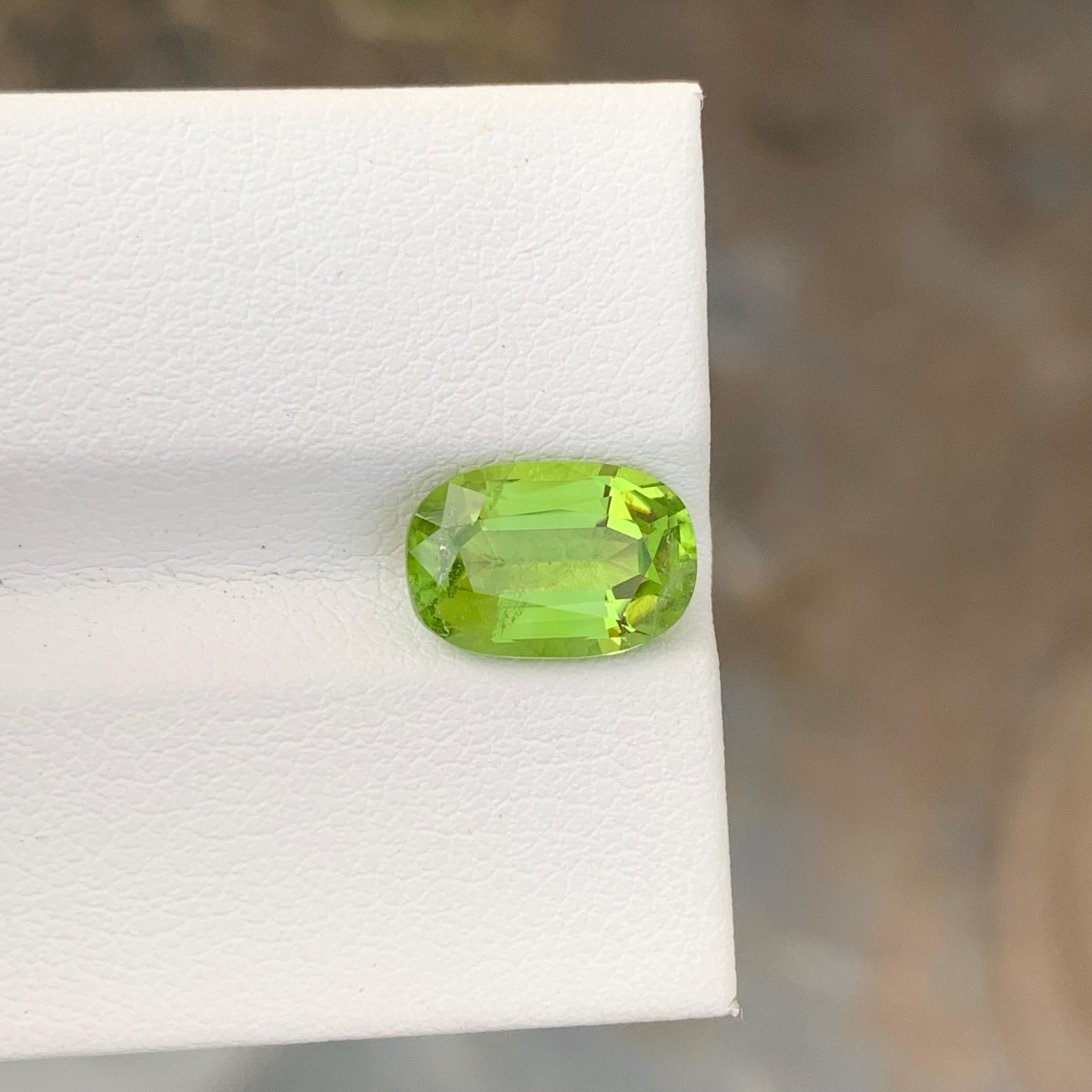 2.80 Carat Natural Loose Apple Green Peridot Oval Shape Gem For Jewellery In New Condition For Sale In Peshawar, PK