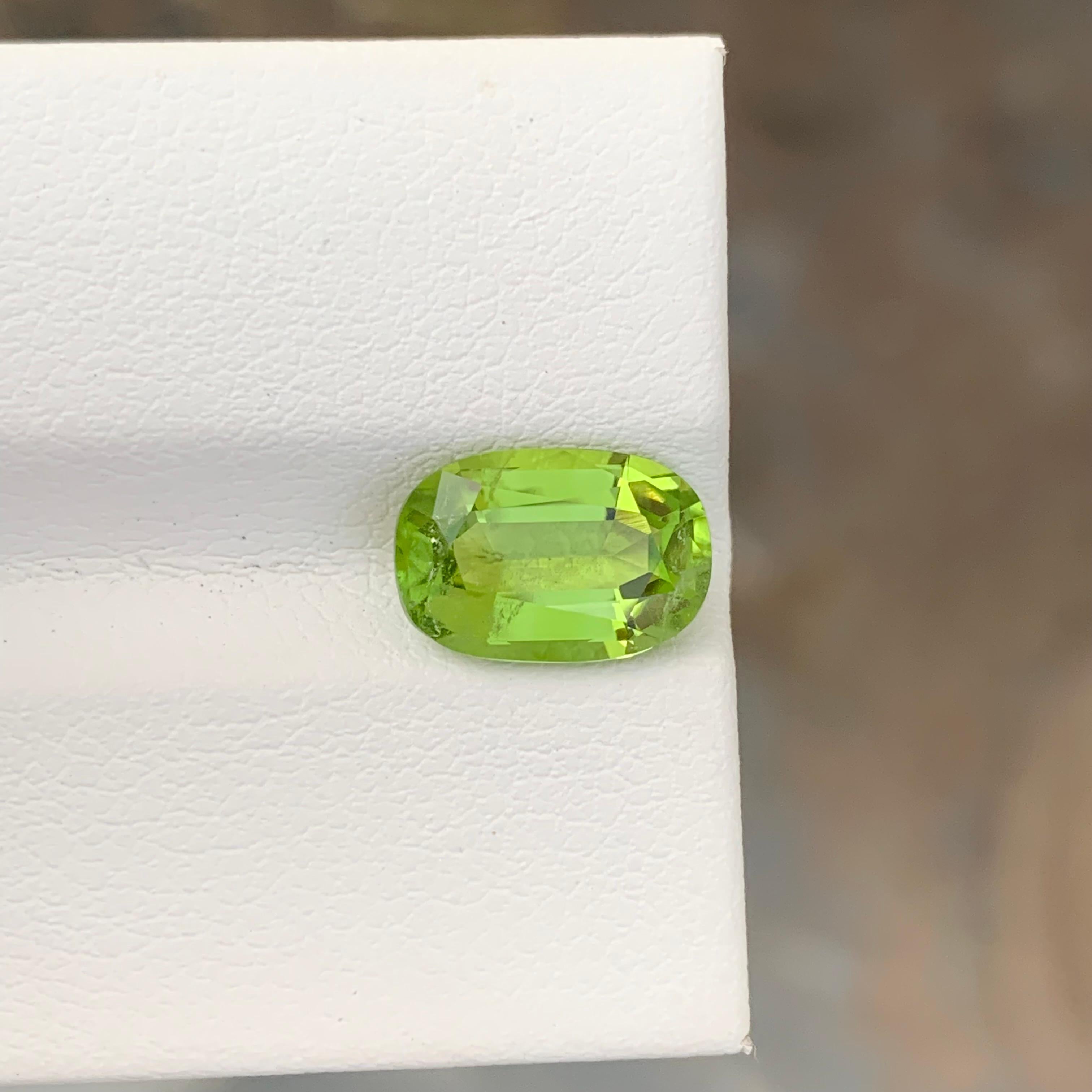 2.80 Carat Natural Loose Apple Green Peridot Oval Shape Gem For Jewellery For Sale 1