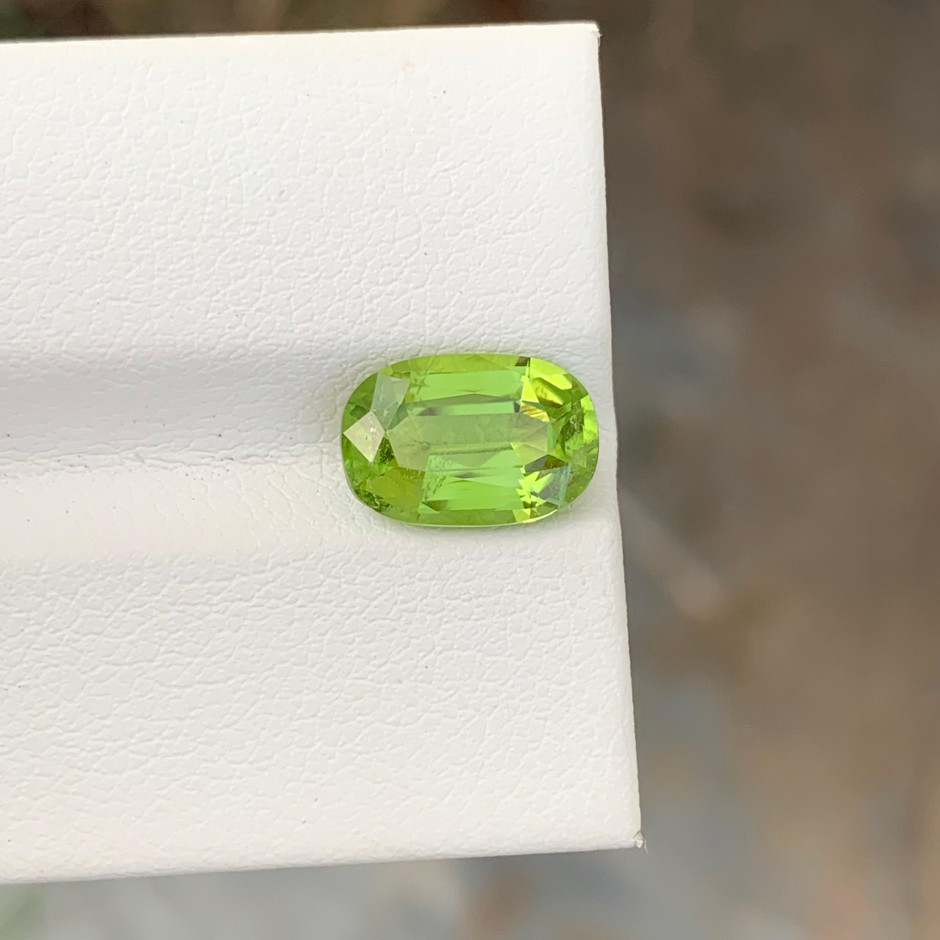 2.80 Carat Natural Loose Apple Green Peridot Oval Shape Gem For Jewellery For Sale 2
