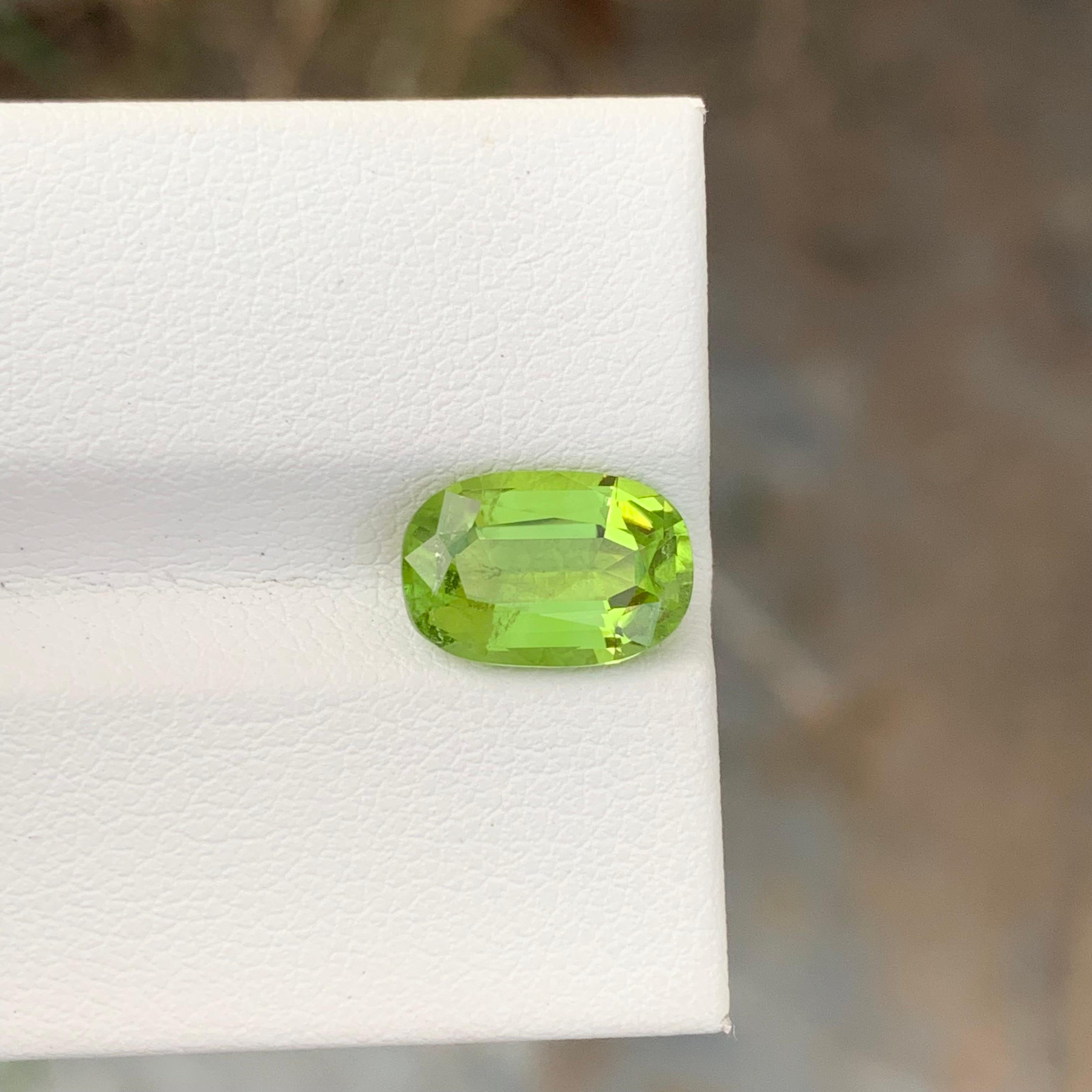 2.80 Carat Natural Loose Apple Green Peridot Oval Shape Gem For Jewellery For Sale 3