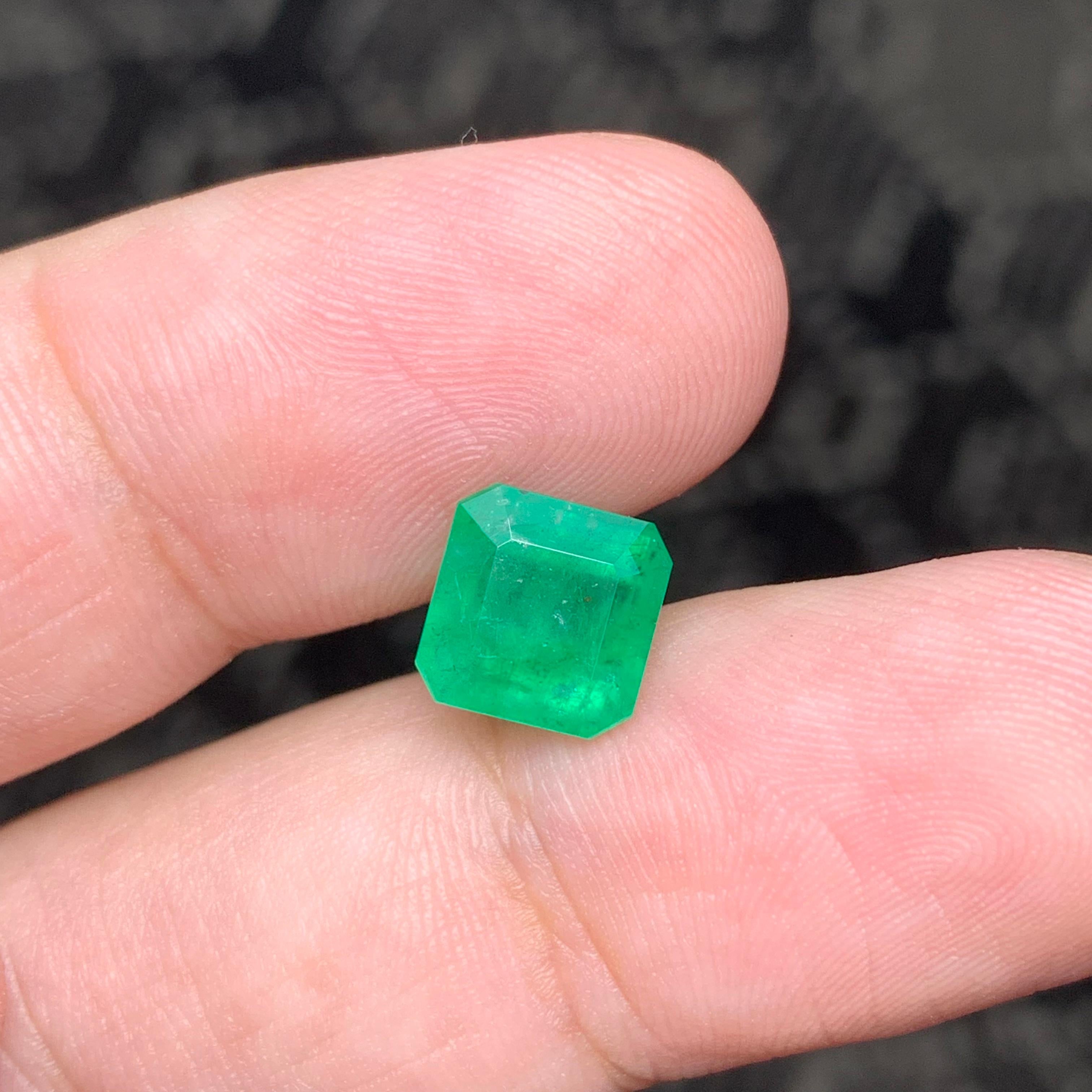 Arts and Crafts Best Quality 2.80 Carat Natural Loose Emerald Gemstone May Birthstone  For Sale