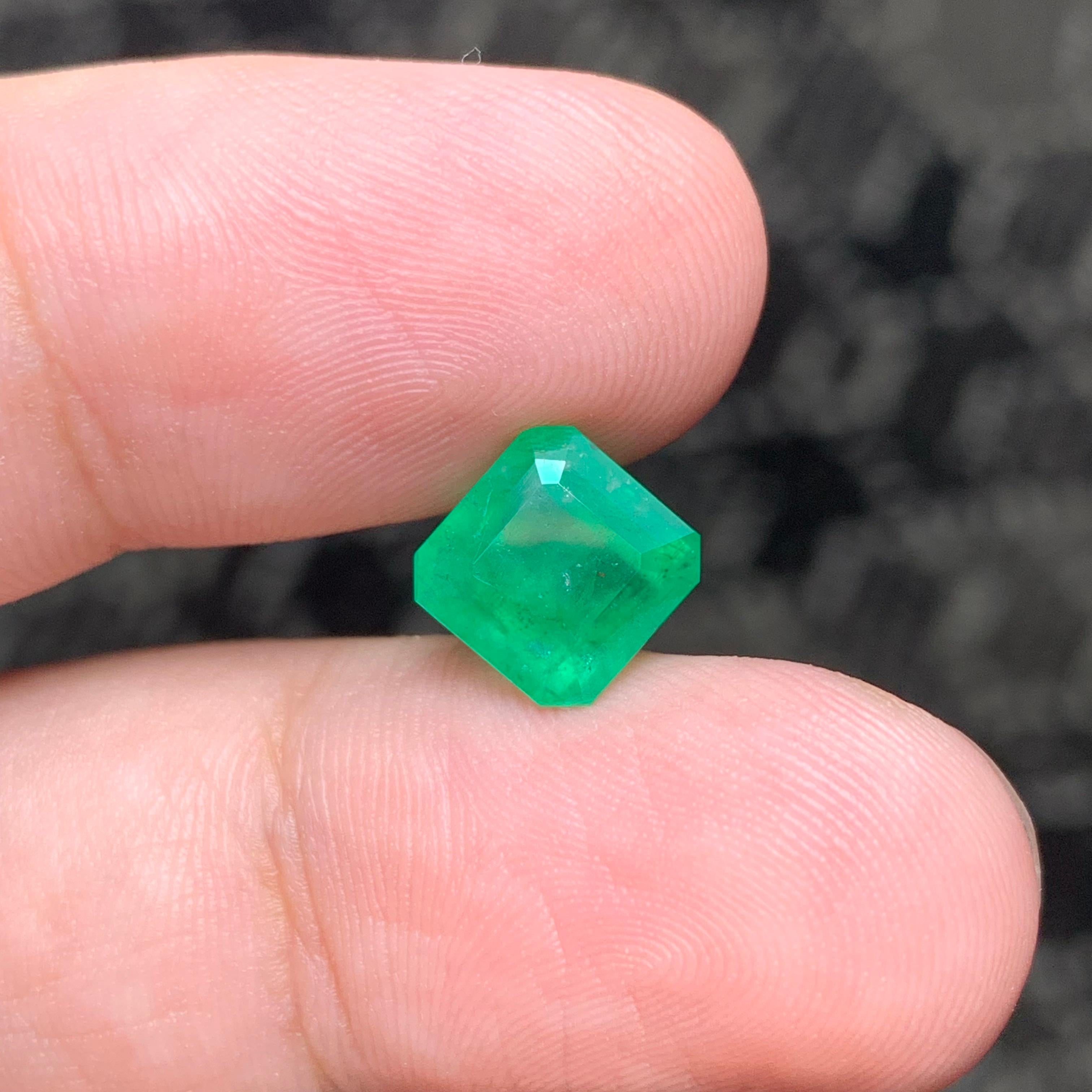 Square Cut Best Quality 2.80 Carat Natural Loose Emerald Gemstone May Birthstone  For Sale