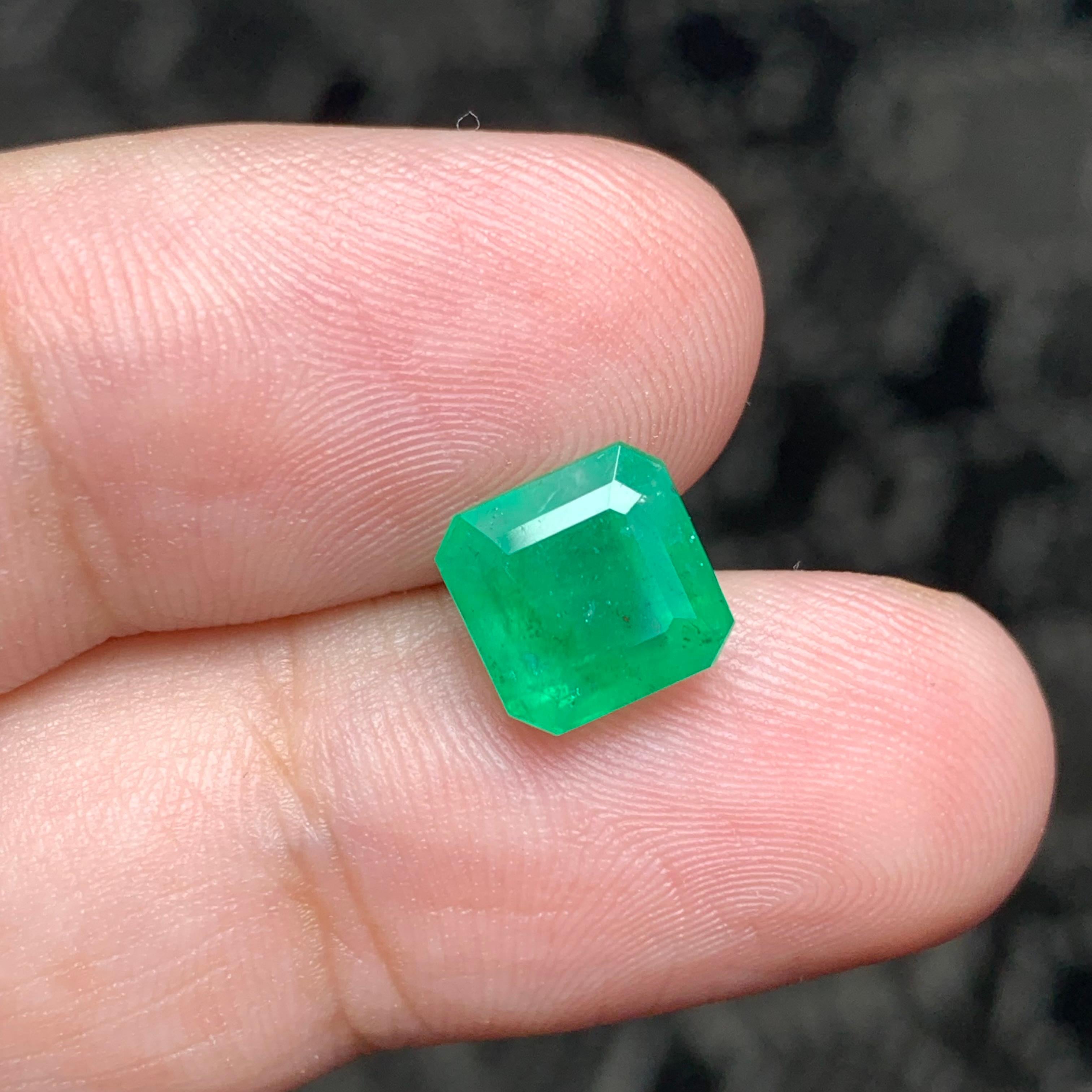 Best Quality 2.80 Carat Natural Loose Emerald Gemstone May Birthstone  In New Condition For Sale In Peshawar, PK