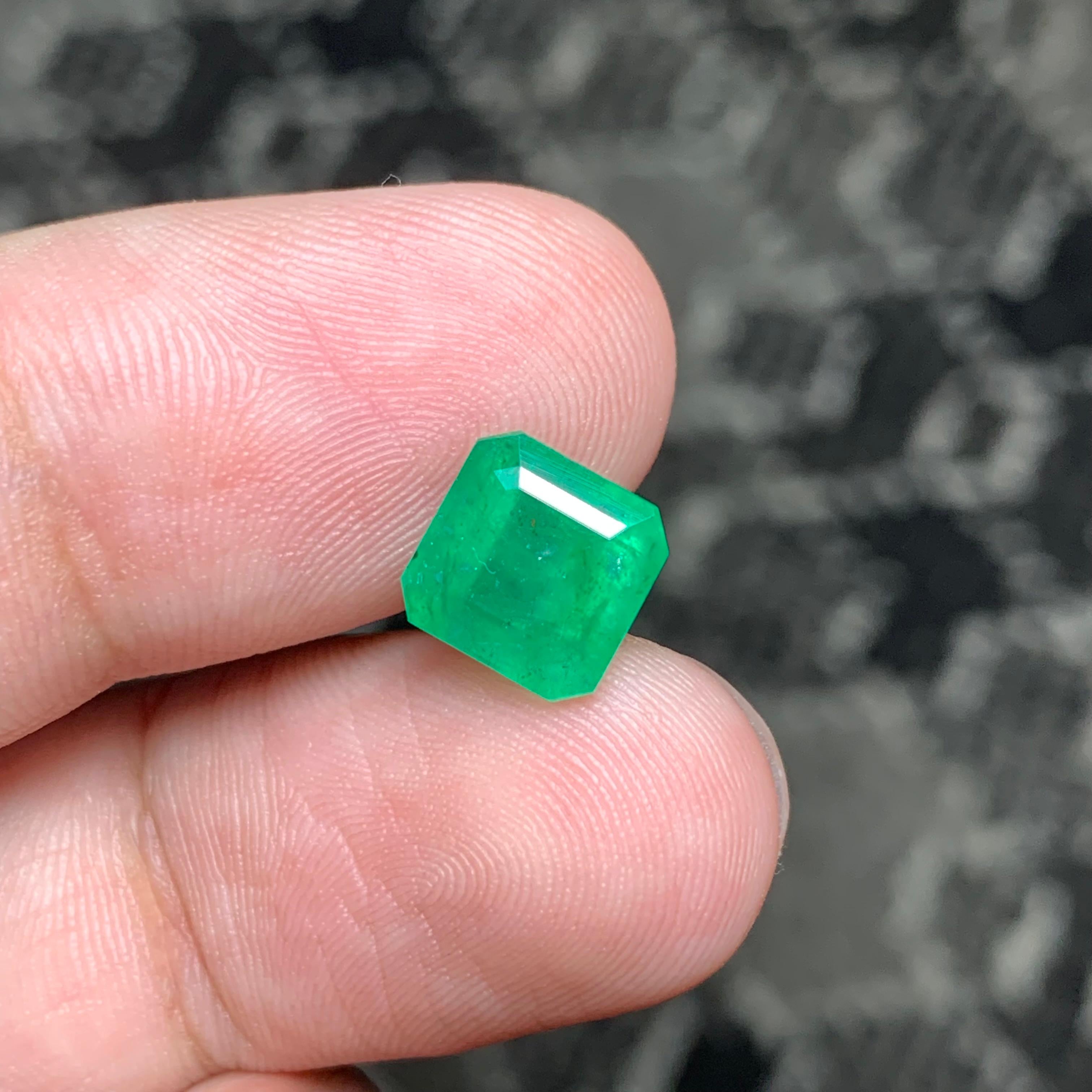 Women's or Men's Best Quality 2.80 Carat Natural Loose Emerald Gemstone May Birthstone  For Sale