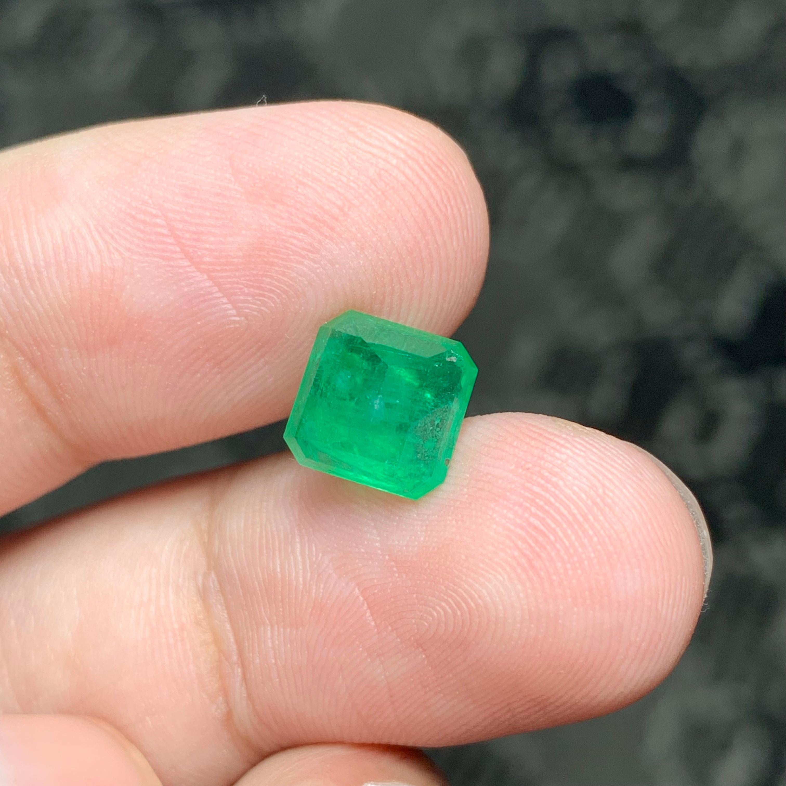 Best Quality 2.80 Carat Natural Loose Emerald Gemstone May Birthstone  For Sale 2