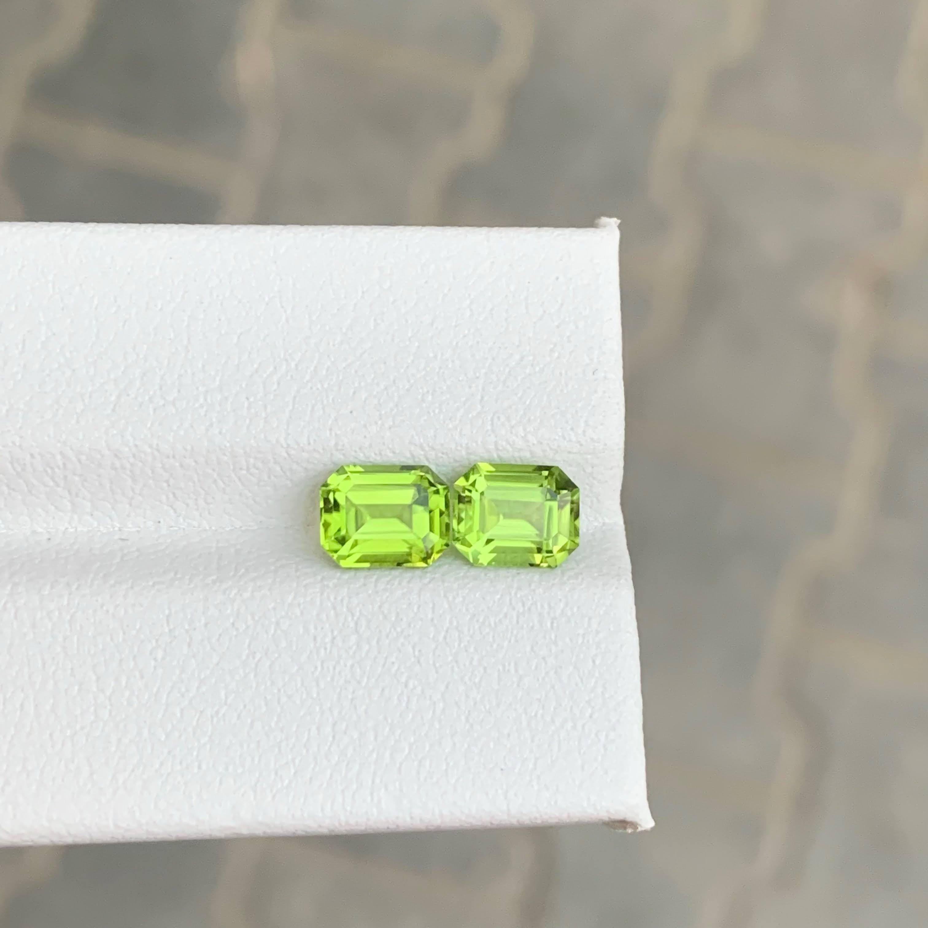 2.80 Carat Natural Loose Green Peridot Pair Emerald Cut Pakistani Gemstone (péridot vert en paire, taille émeraude) en vente 5