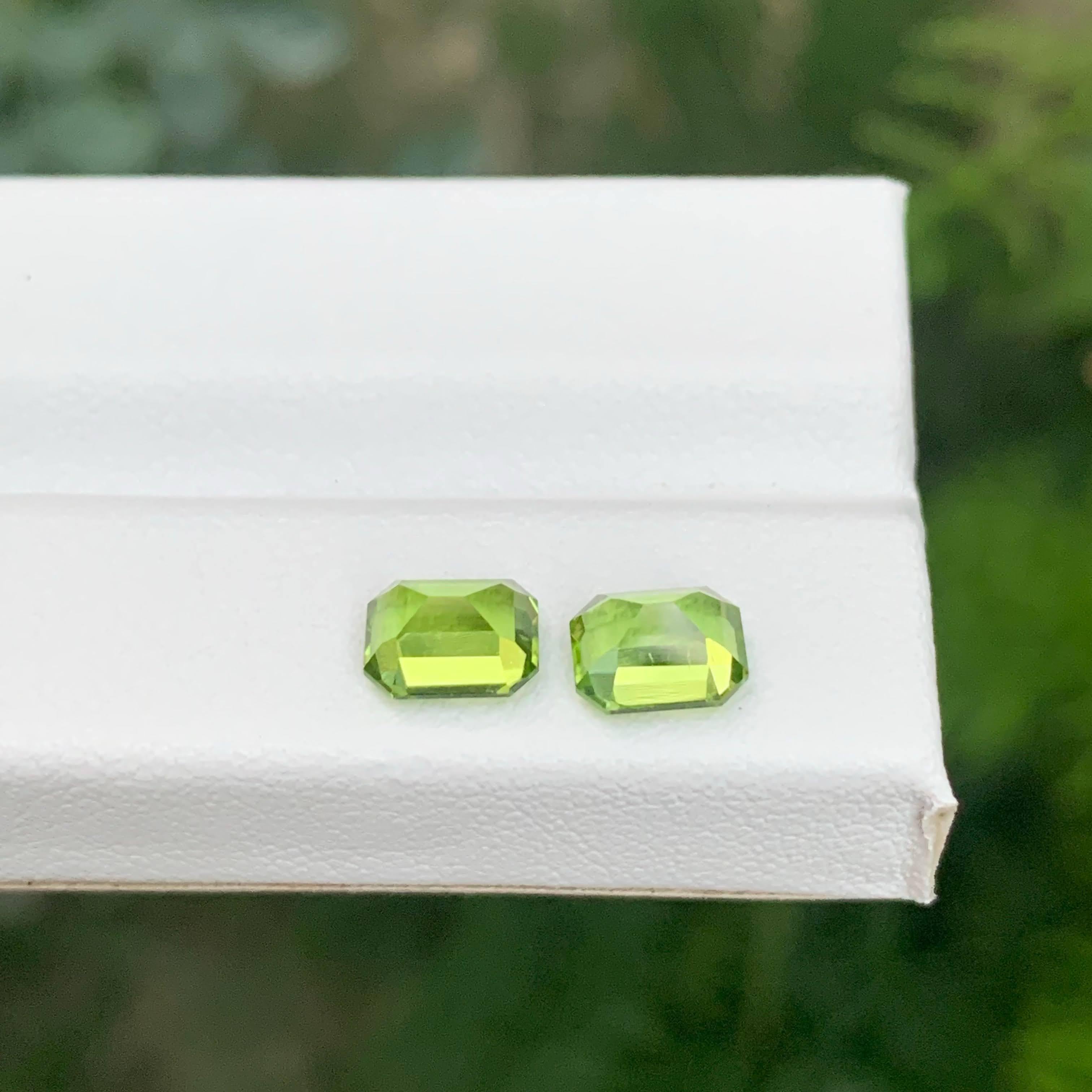 Moderne 2.80 Carat Natural Loose Green Peridot Pair Emerald Cut Pakistani Gemstone (péridot vert en paire, taille émeraude) en vente
