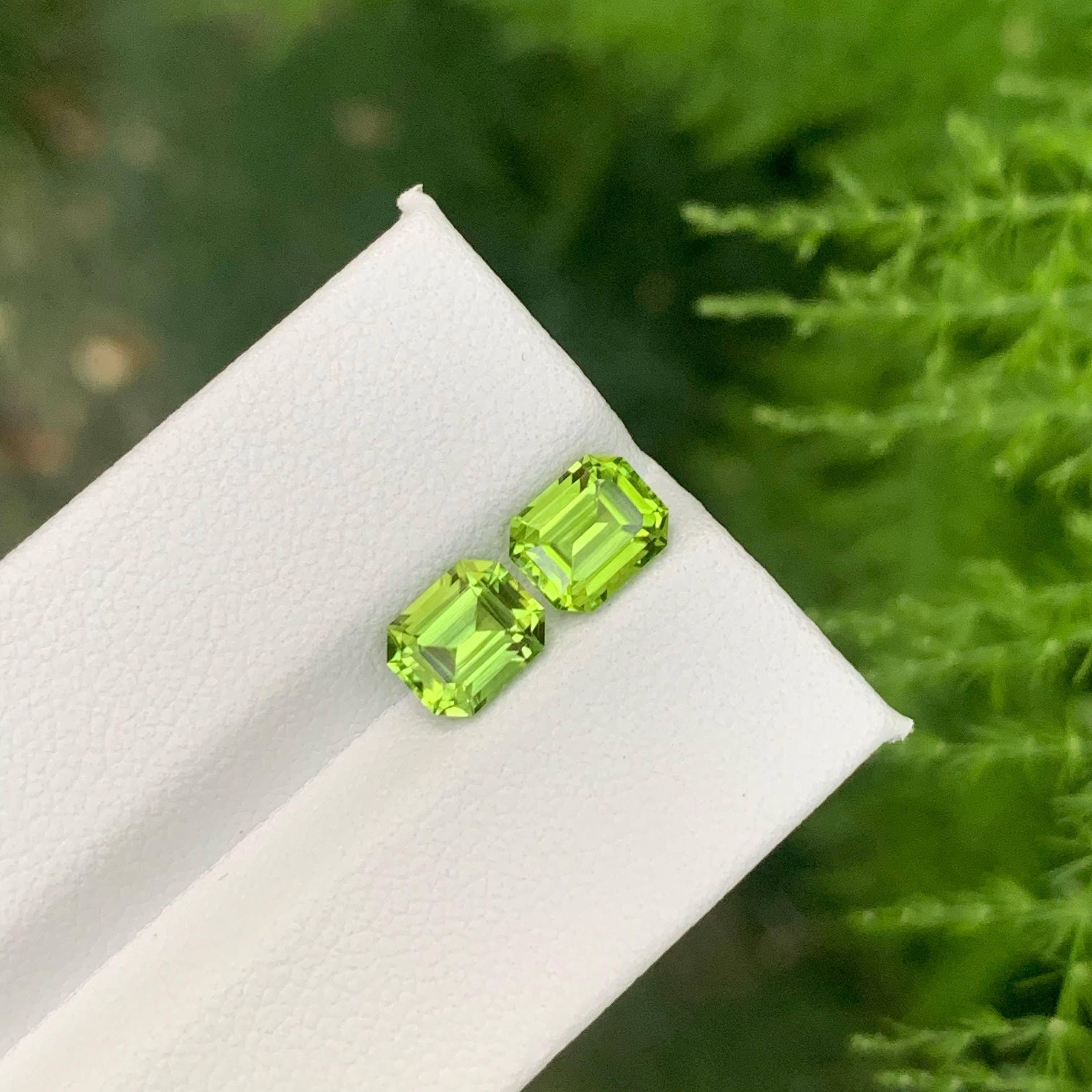 2.80 Carat Natural Loose Green Peridot Pair Emerald Cut Pakistani Gemstone (péridot vert en paire, taille émeraude) Neuf - En vente à Bangkok, TH