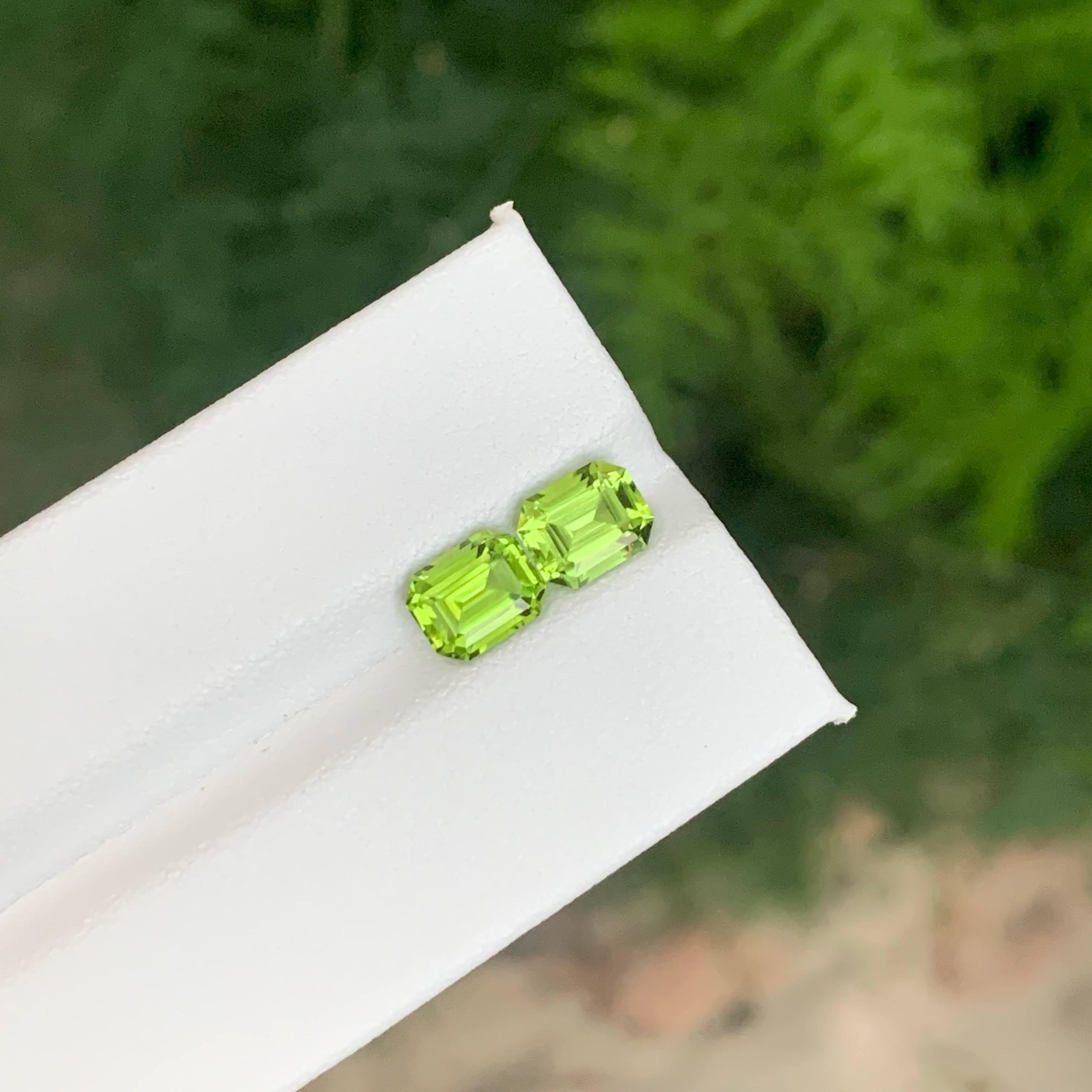 2.80 Carat Natural Loose Green Peridot Pair Emerald Cut Pakistani Gemstone (péridot vert en paire, taille émeraude) Unisexe en vente