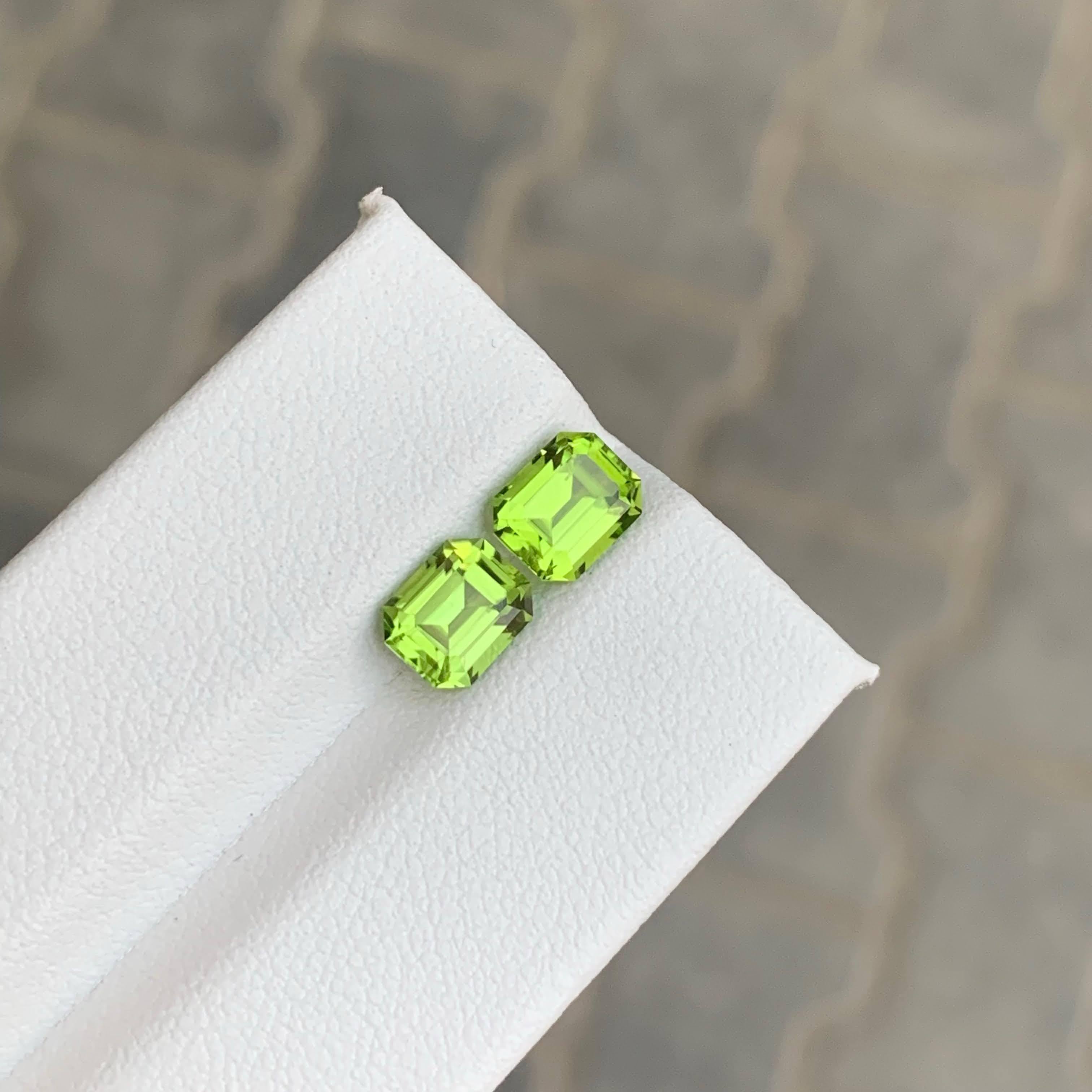 2.80 Carat Natural Loose Green Peridot Pair Emerald Cut Pakistani Gemstone (péridot vert en paire, taille émeraude) en vente 2