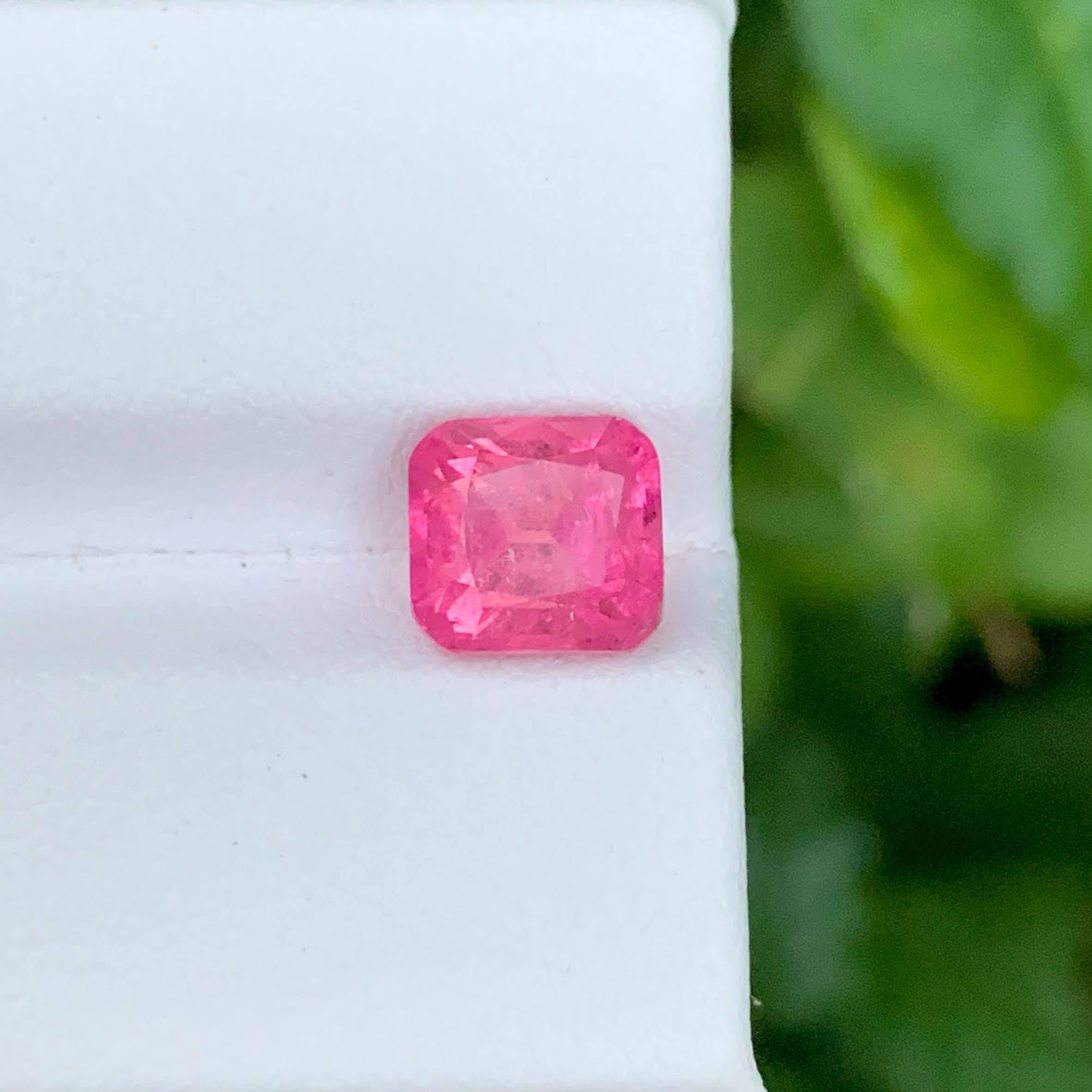 Peso 2,80 carati 
Dimensioni 7,7x7,2x6,4 mm
Trattamento Nessuno
Origine afgana 
Chiarezza SI
Forma taglio cuscino 





Questa tormalina rosa calda naturale sfusa da 2,80 carati irradia una brillantezza ineguagliabile con la sua vivida e intensa