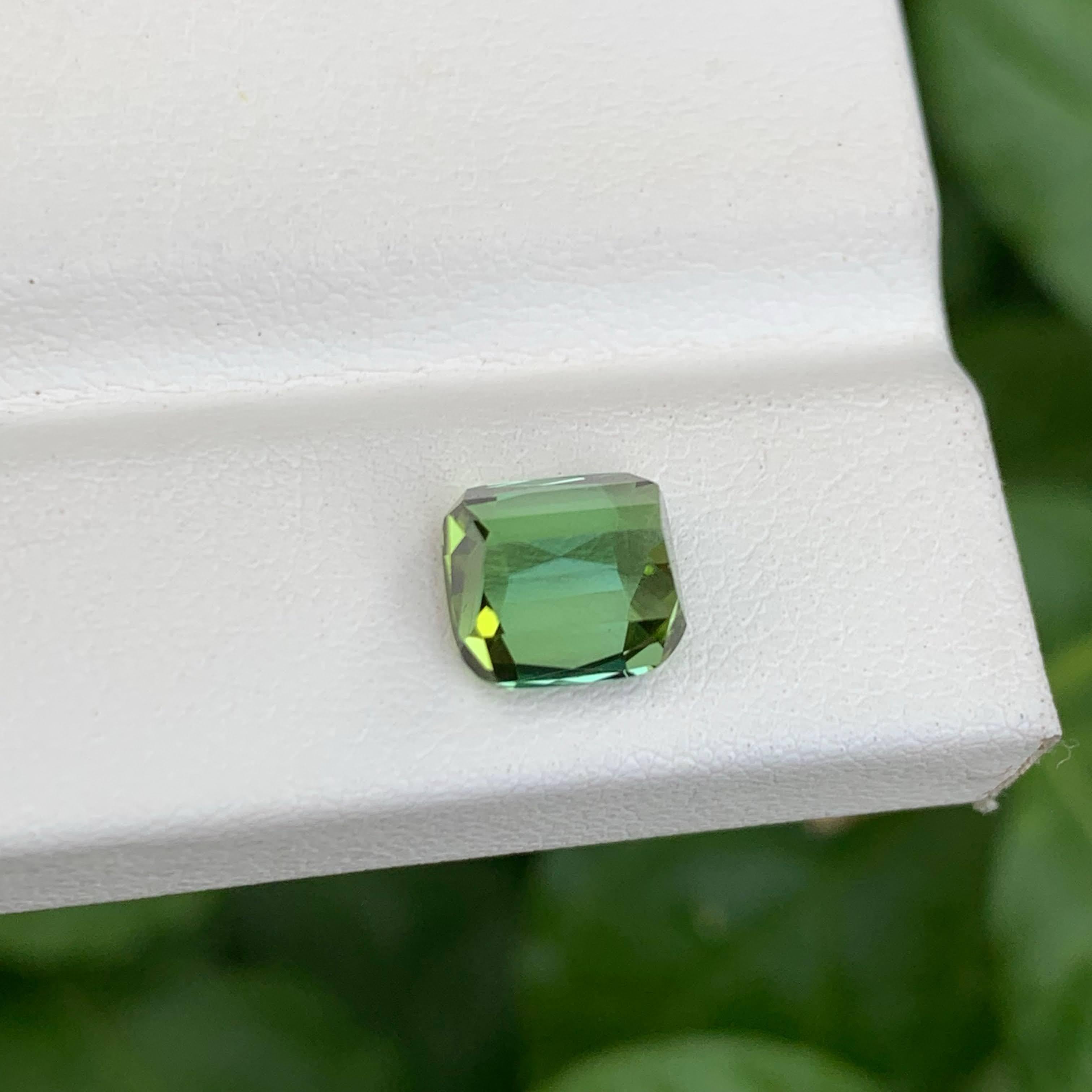 Moderno 2,80 carati di tormalina verde chiaro naturale sfusa con taglio a cuscino Gemma afgana in vendita