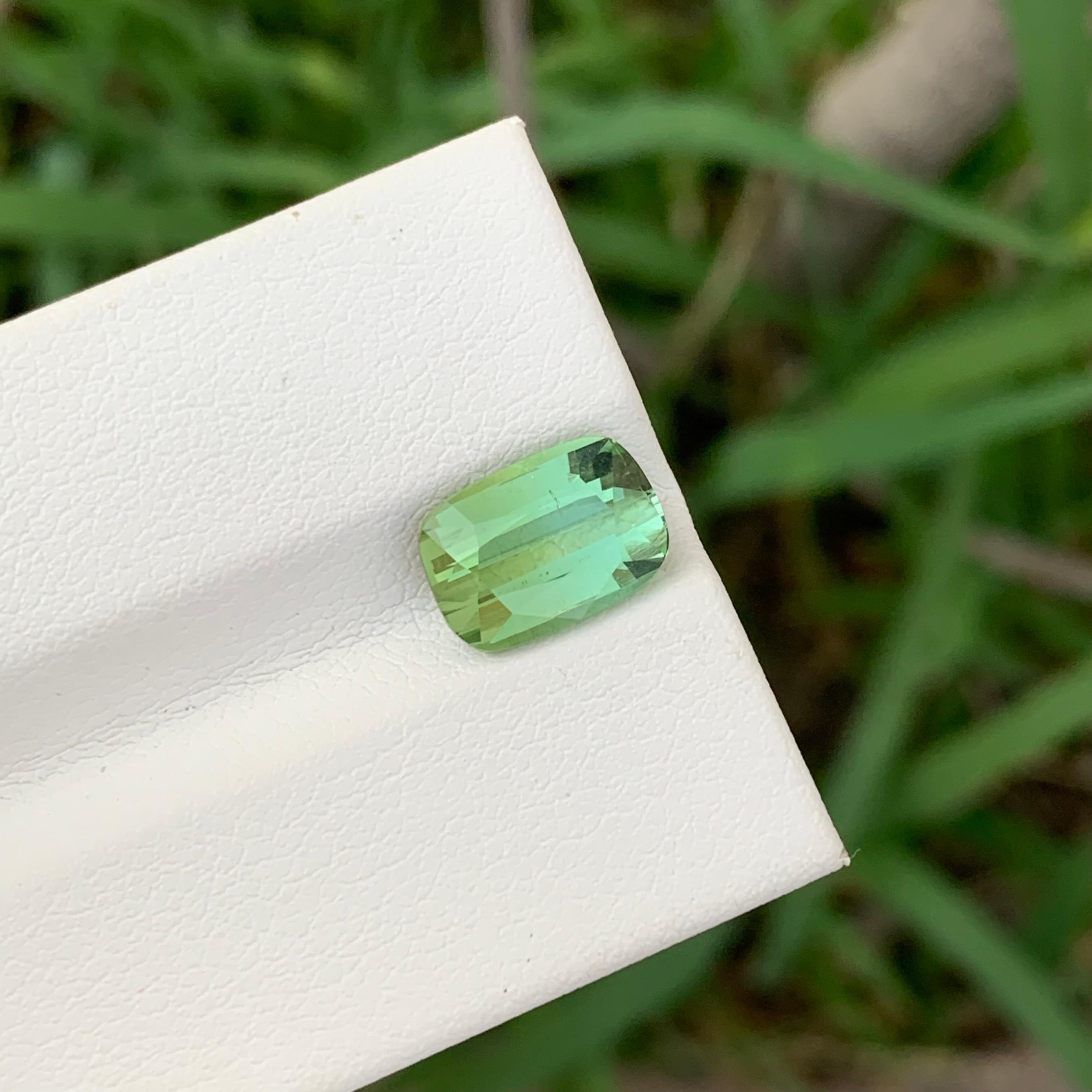Tourmaline verte claire non sertie de 2,80 carats en forme de coussin pour bijoux en vente 4