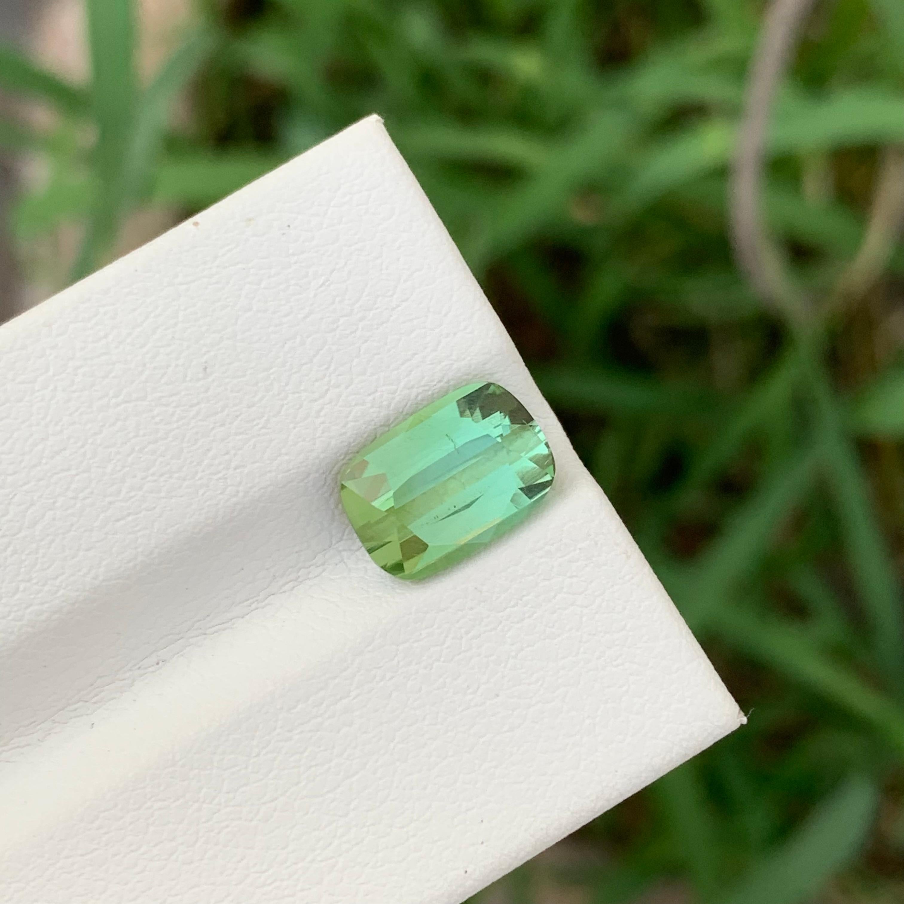 Arts and Crafts Tourmaline verte claire non sertie de 2,80 carats en forme de coussin pour bijoux en vente