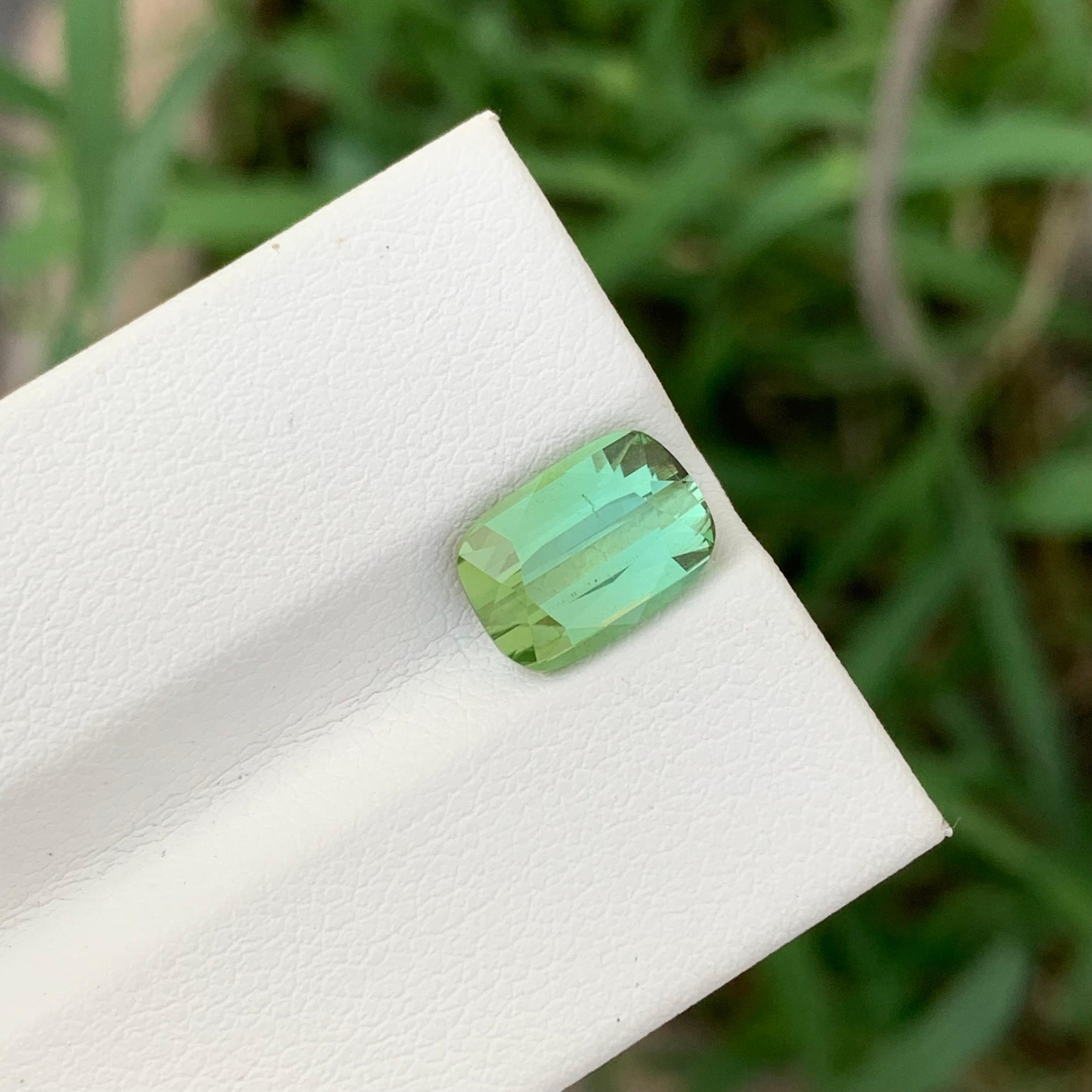 Taille coussin Tourmaline verte claire non sertie de 2,80 carats en forme de coussin pour bijoux en vente