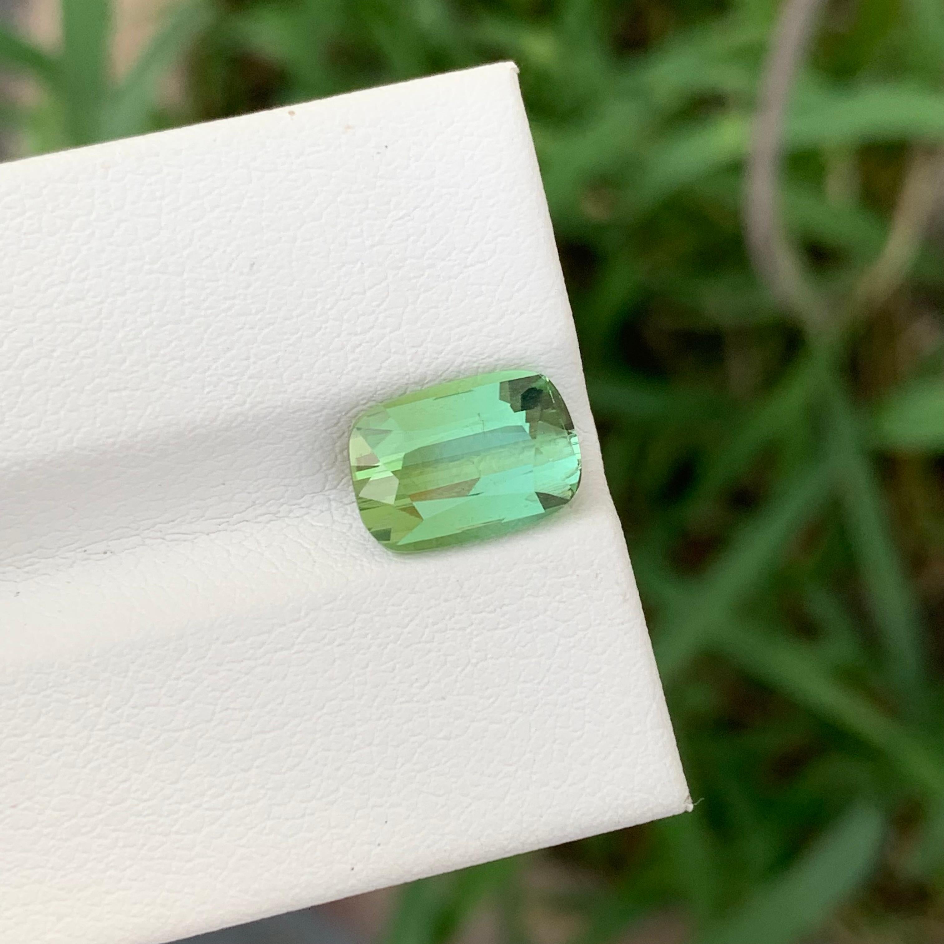 Tourmaline verte claire non sertie de 2,80 carats en forme de coussin pour bijoux Neuf - En vente à Peshawar, PK