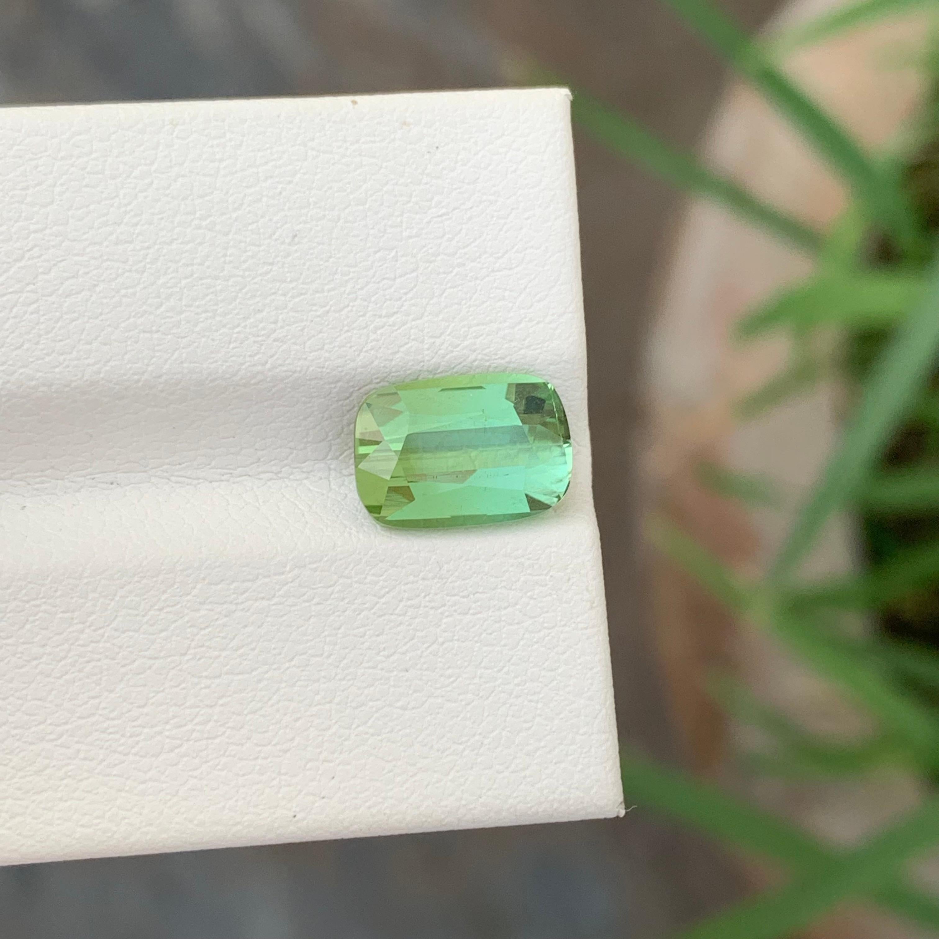Tourmaline verte claire non sertie de 2,80 carats en forme de coussin pour bijoux Unisexe en vente