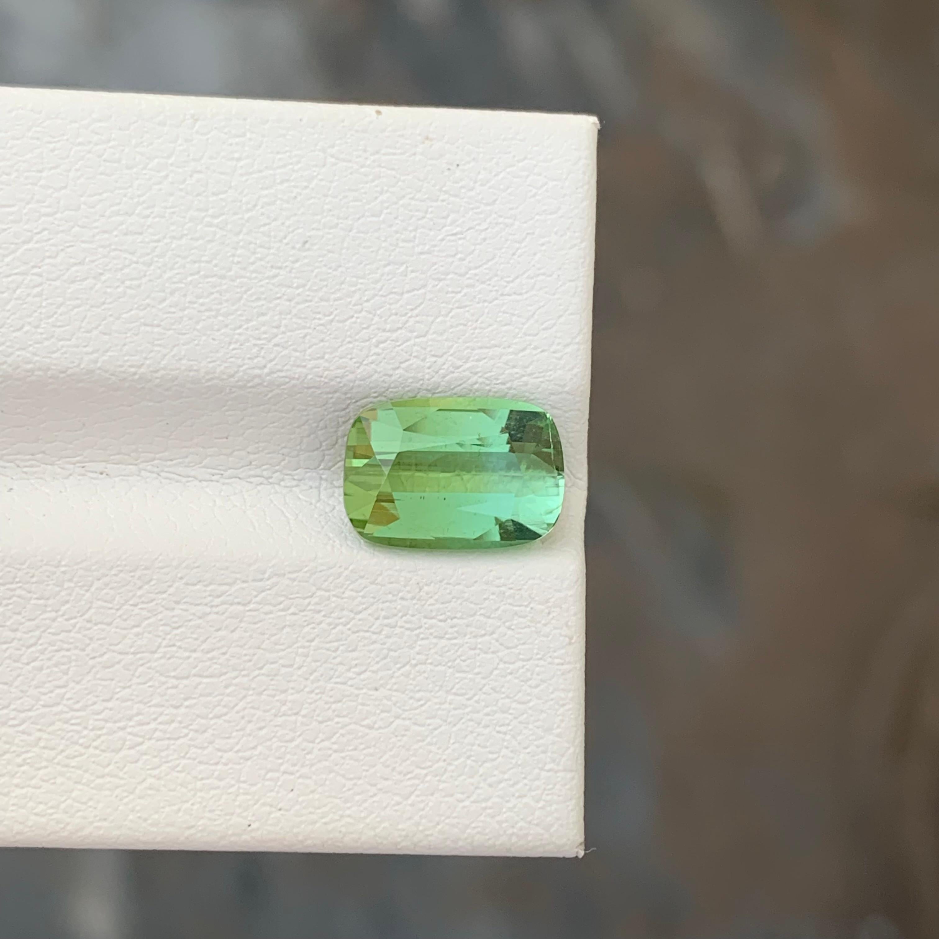Tourmaline verte claire non sertie de 2,80 carats en forme de coussin pour bijoux en vente 1