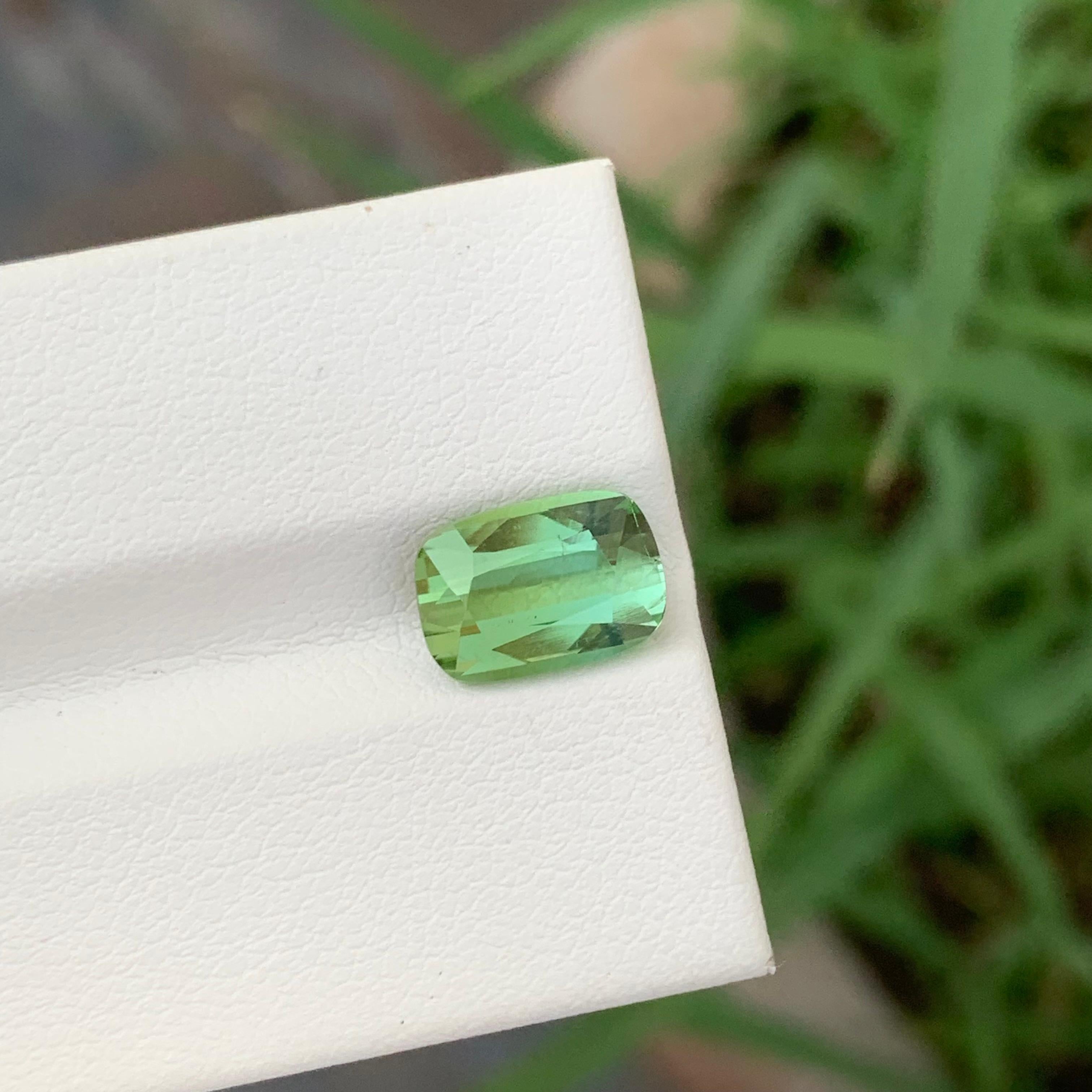 Tourmaline verte claire non sertie de 2,80 carats en forme de coussin pour bijoux en vente 2