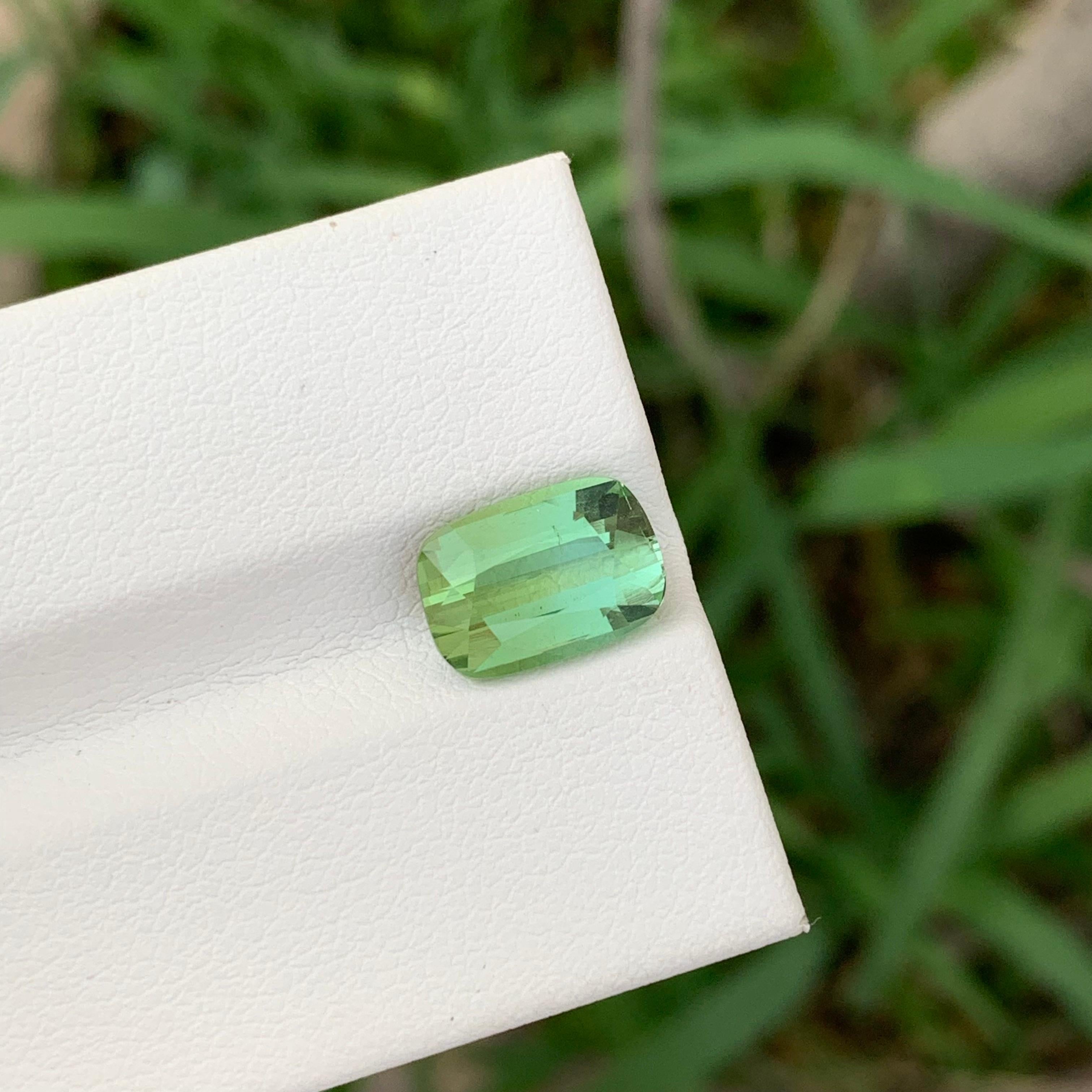 Tourmaline verte claire non sertie de 2,80 carats en forme de coussin pour bijoux en vente 3