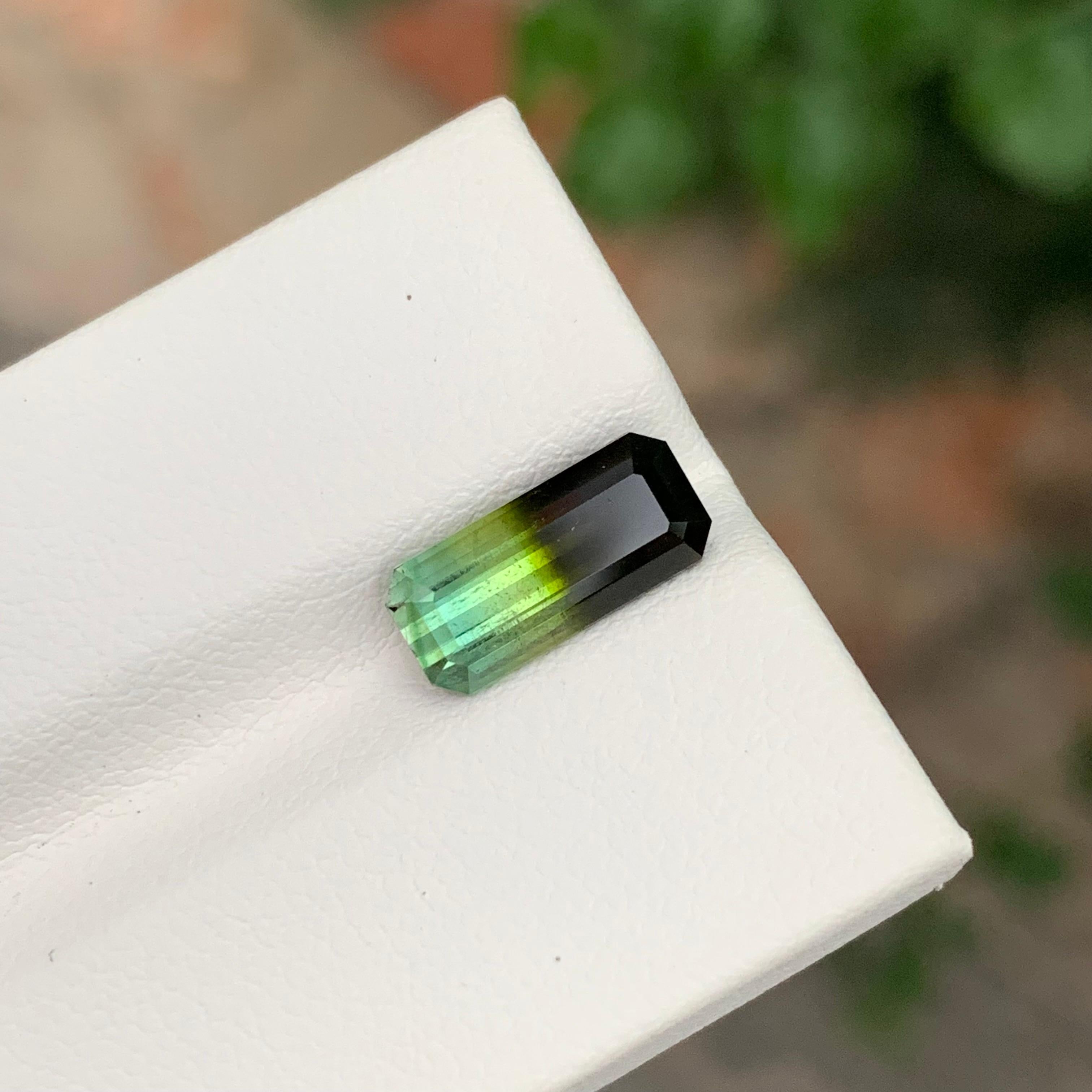 Pierre précieuse naturelle non sertie, tourmaline de forme émeraude de 2.80 carats en vente 4