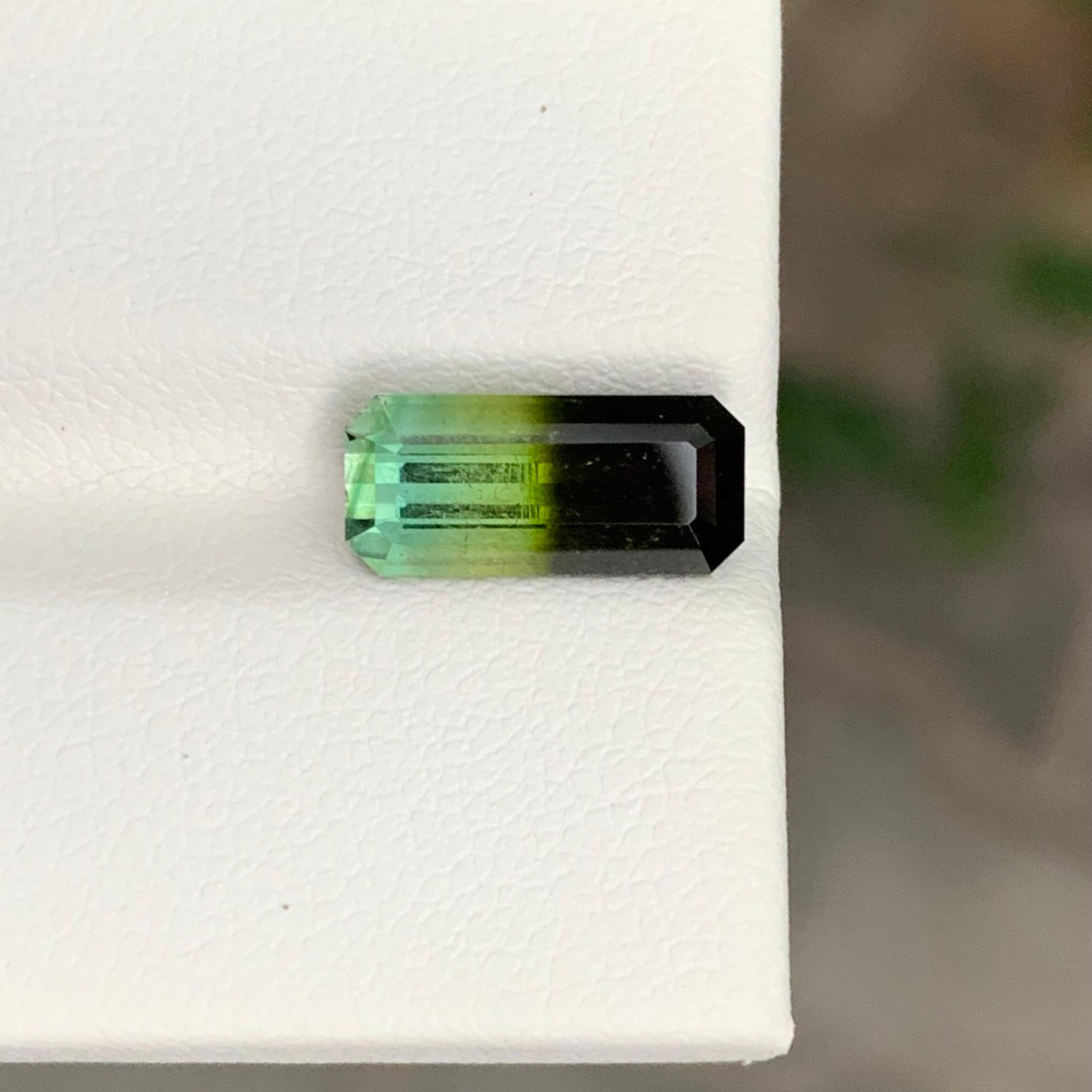 Arts and Crafts Pierre précieuse naturelle non sertie, tourmaline de forme émeraude de 2.80 carats en vente