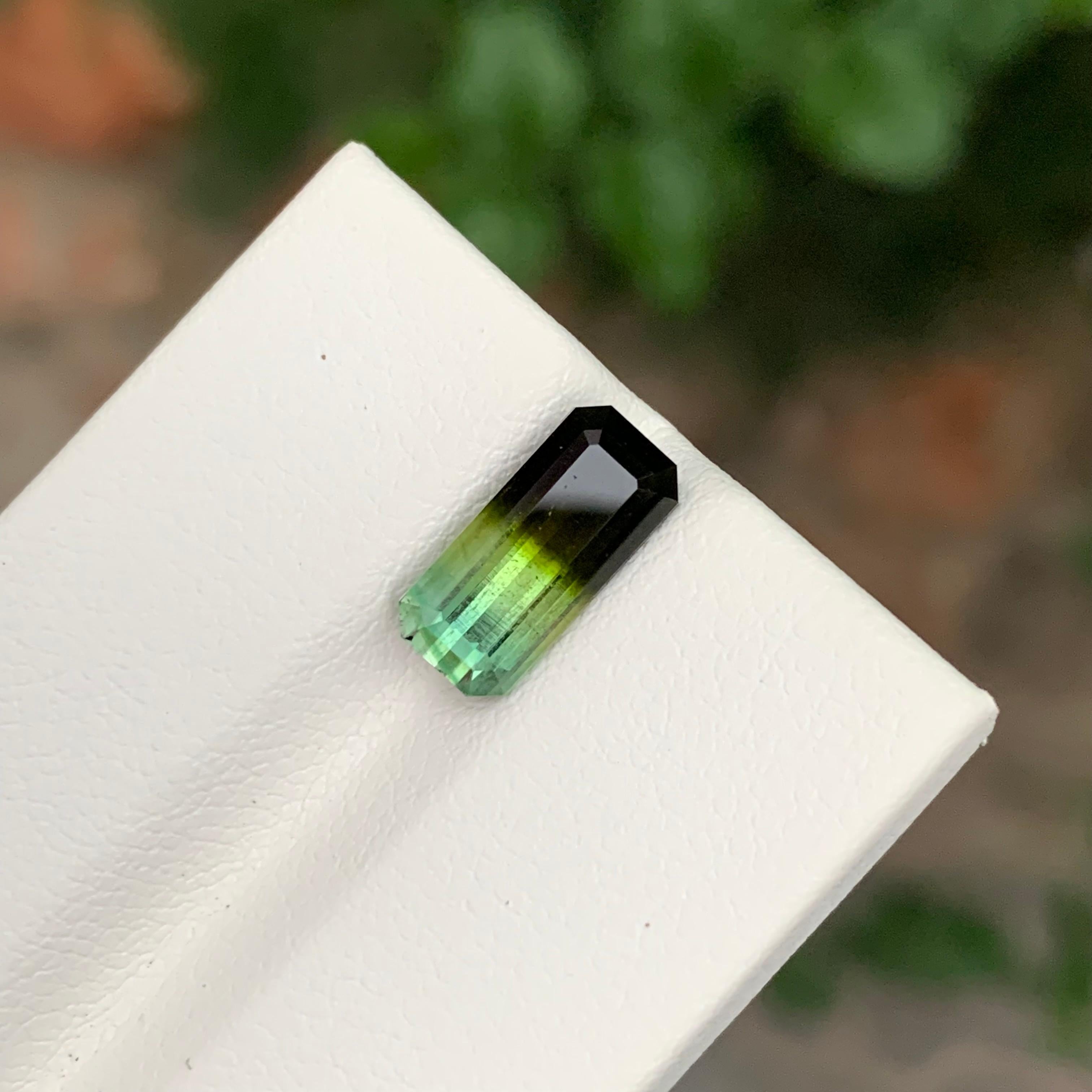 Taille émeraude Pierre précieuse naturelle non sertie, tourmaline de forme émeraude de 2.80 carats en vente