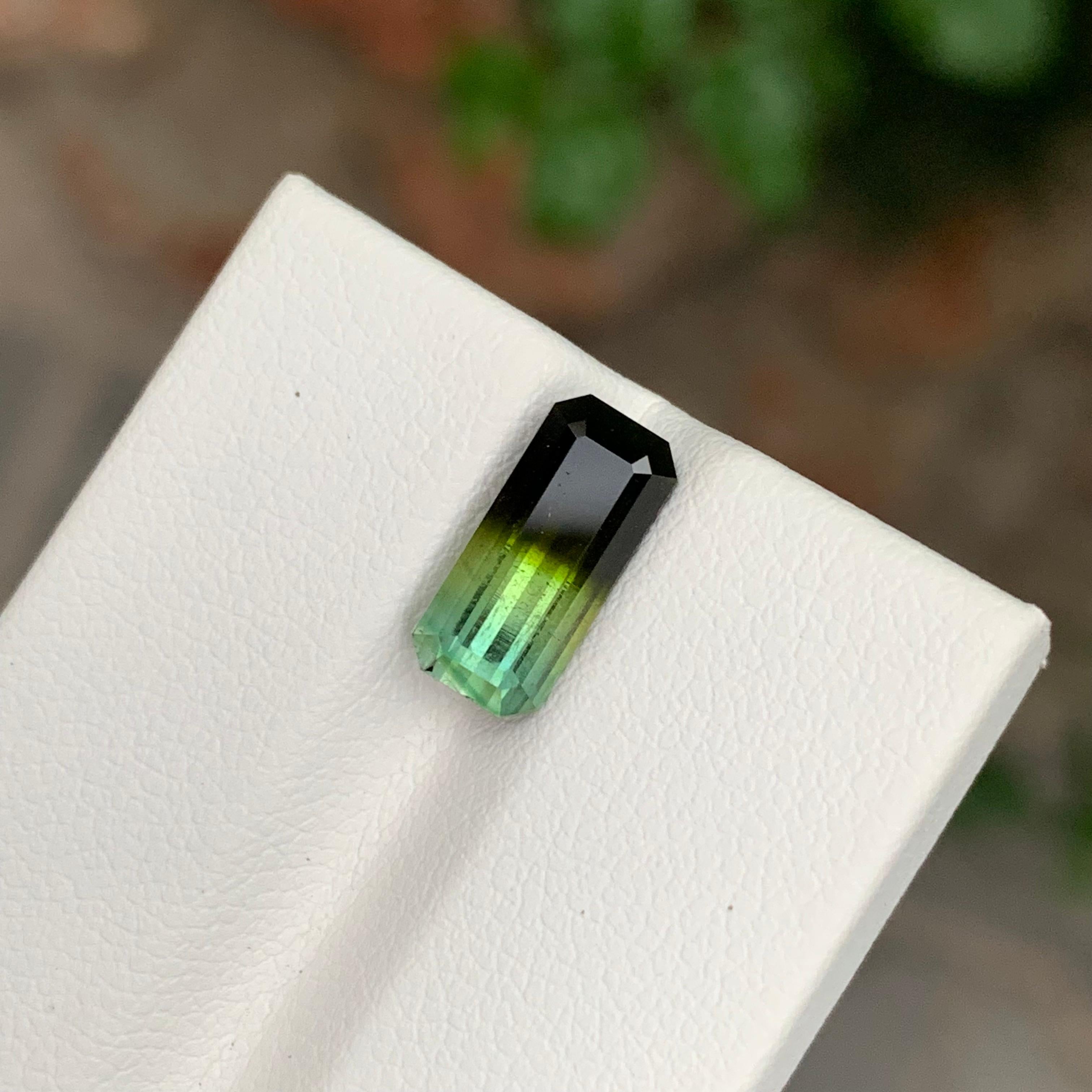 Pierre précieuse naturelle non sertie, tourmaline de forme émeraude de 2.80 carats Unisexe en vente