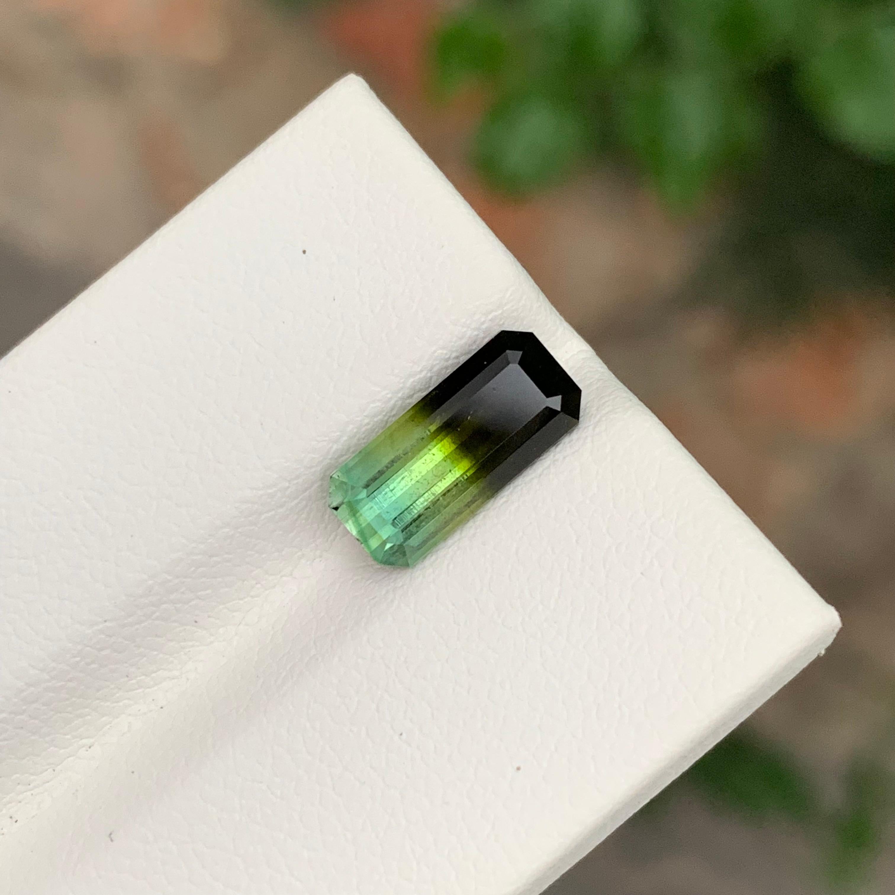 Pierre précieuse naturelle non sertie, tourmaline de forme émeraude de 2.80 carats en vente 1