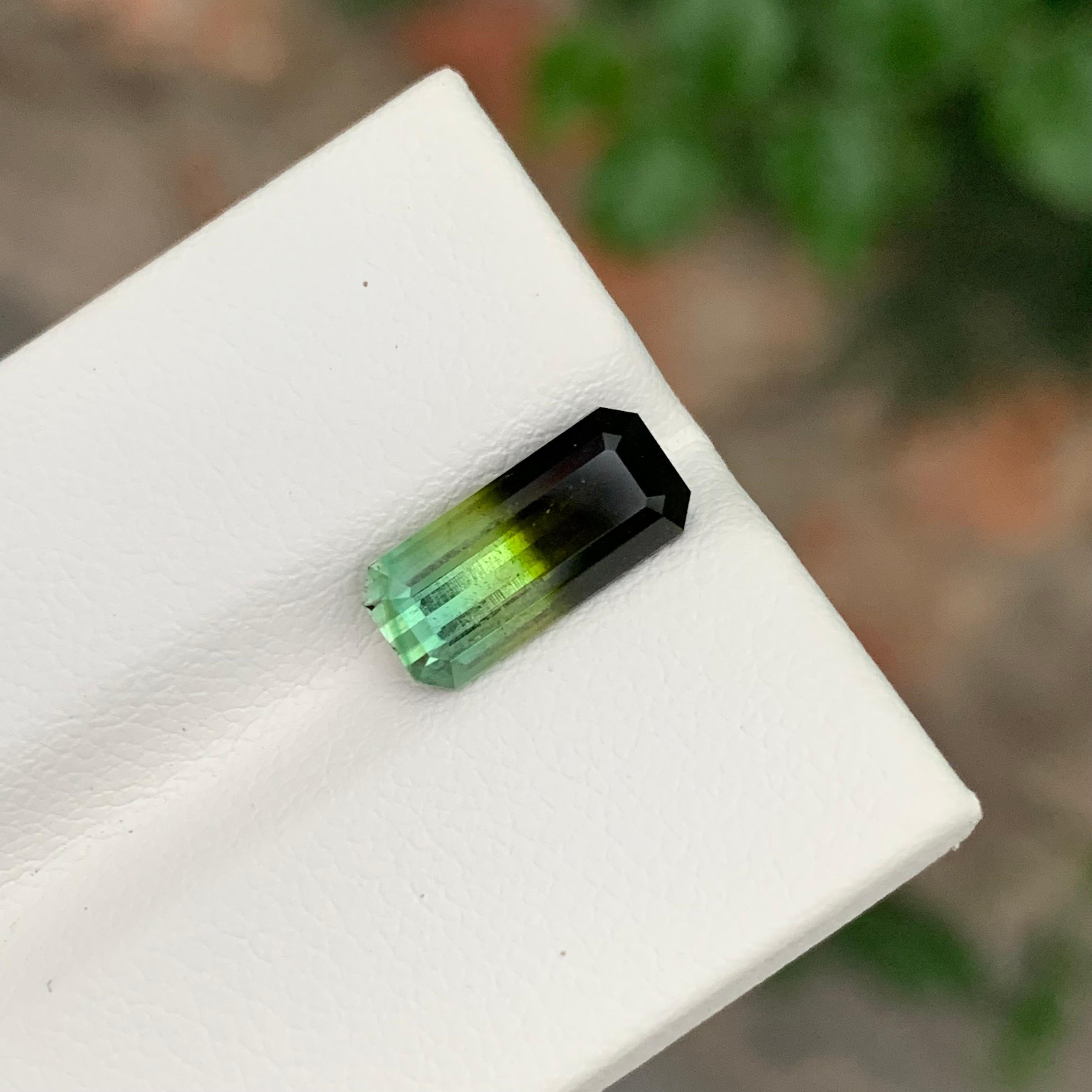 Pierre précieuse naturelle non sertie, tourmaline de forme émeraude de 2.80 carats en vente 2