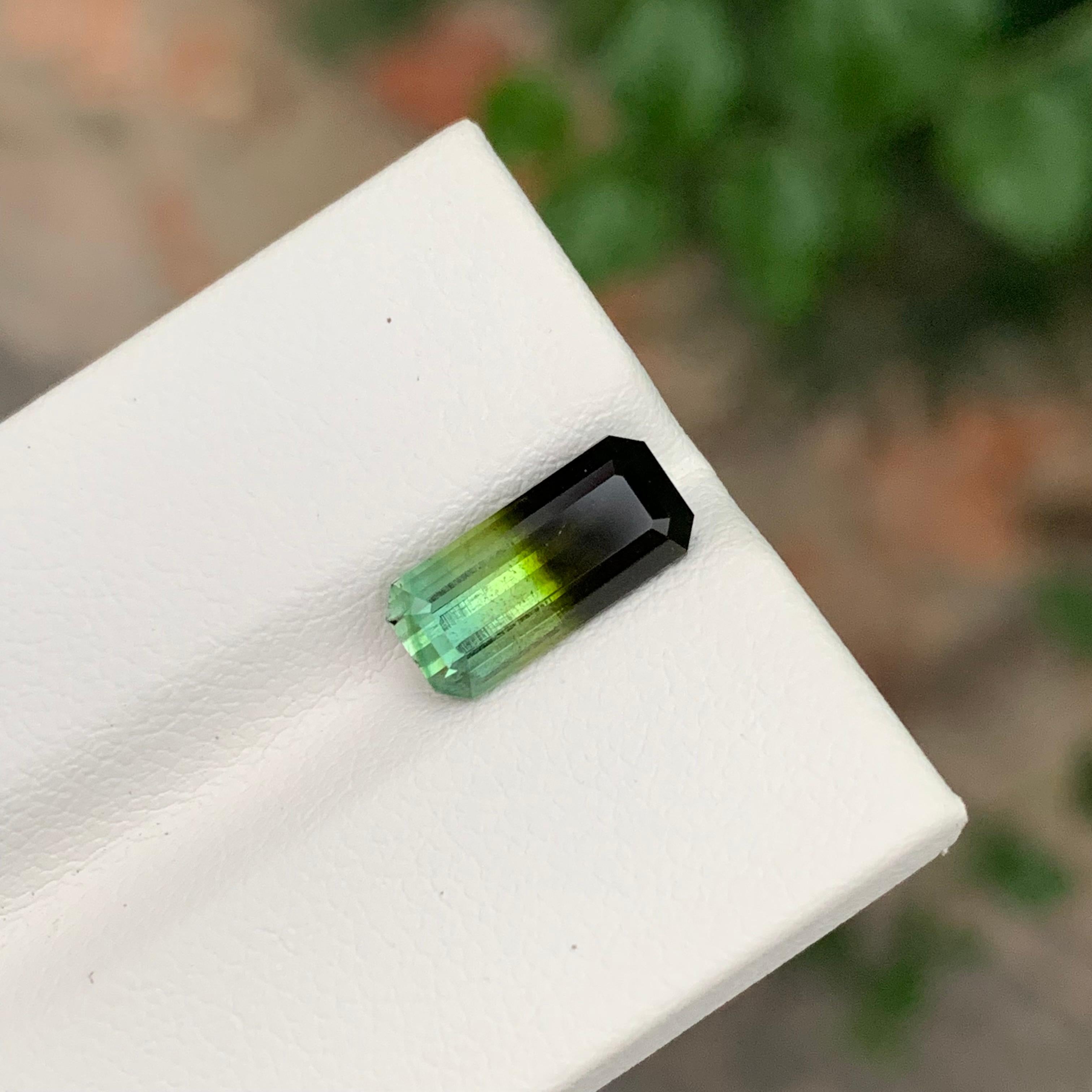 Pierre précieuse naturelle non sertie, tourmaline de forme émeraude de 2.80 carats en vente 3