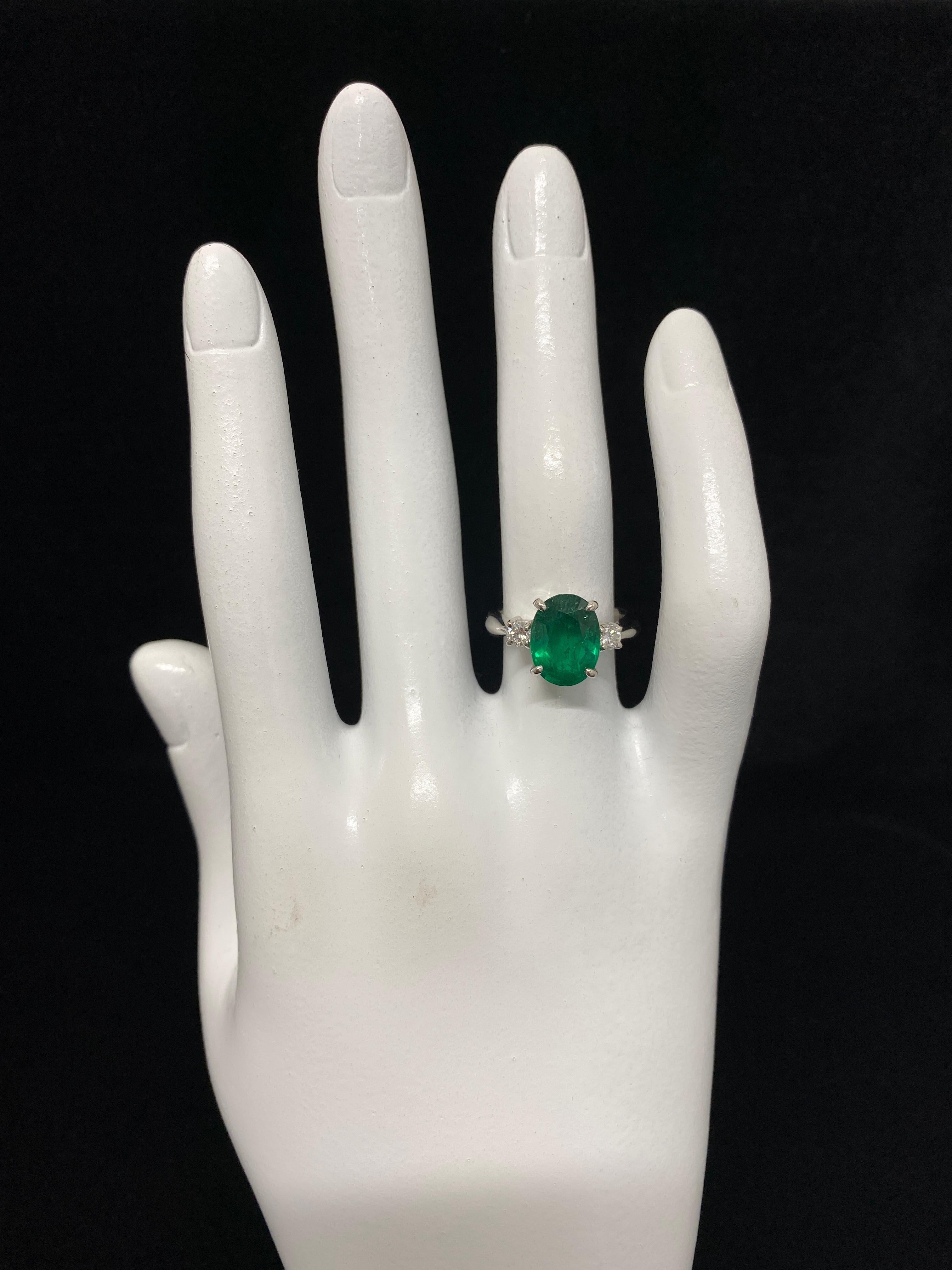 2.80 Carat Natural Oval-Cut Emerald and Diamond Ring Set in Platinum In New Condition For Sale In Tokyo, JP