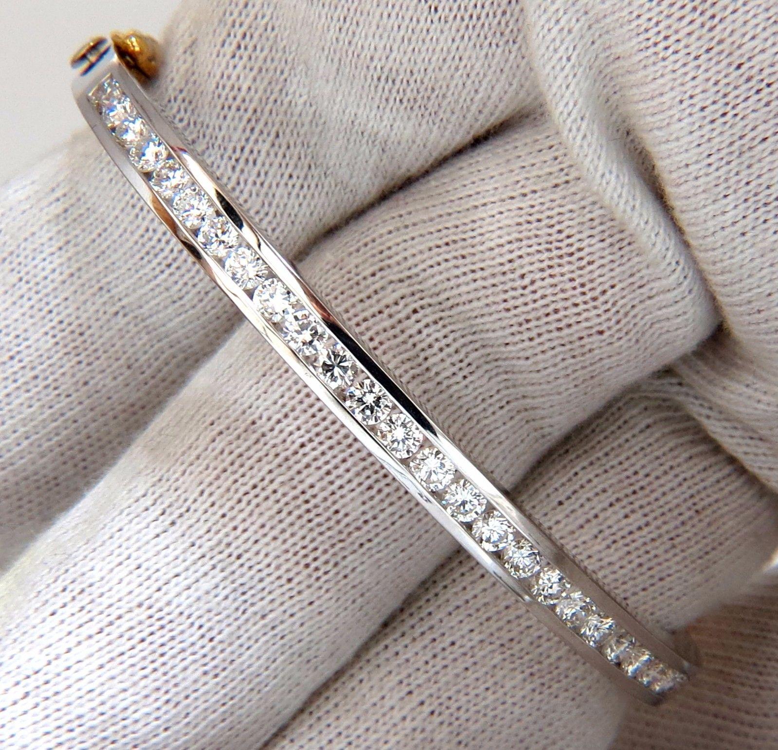 Modern two toned, straight channel.

2.80ct natural diamonds bangle bracelet

Smooth Channel

 Rounds & Full cut.

(25) natural diamonds

G-color & Vs-2 clarity.

14kt. white gold 

21.3 Grams.

4.5mm wide

6.75 inch (wearable length)

Secure Lock,