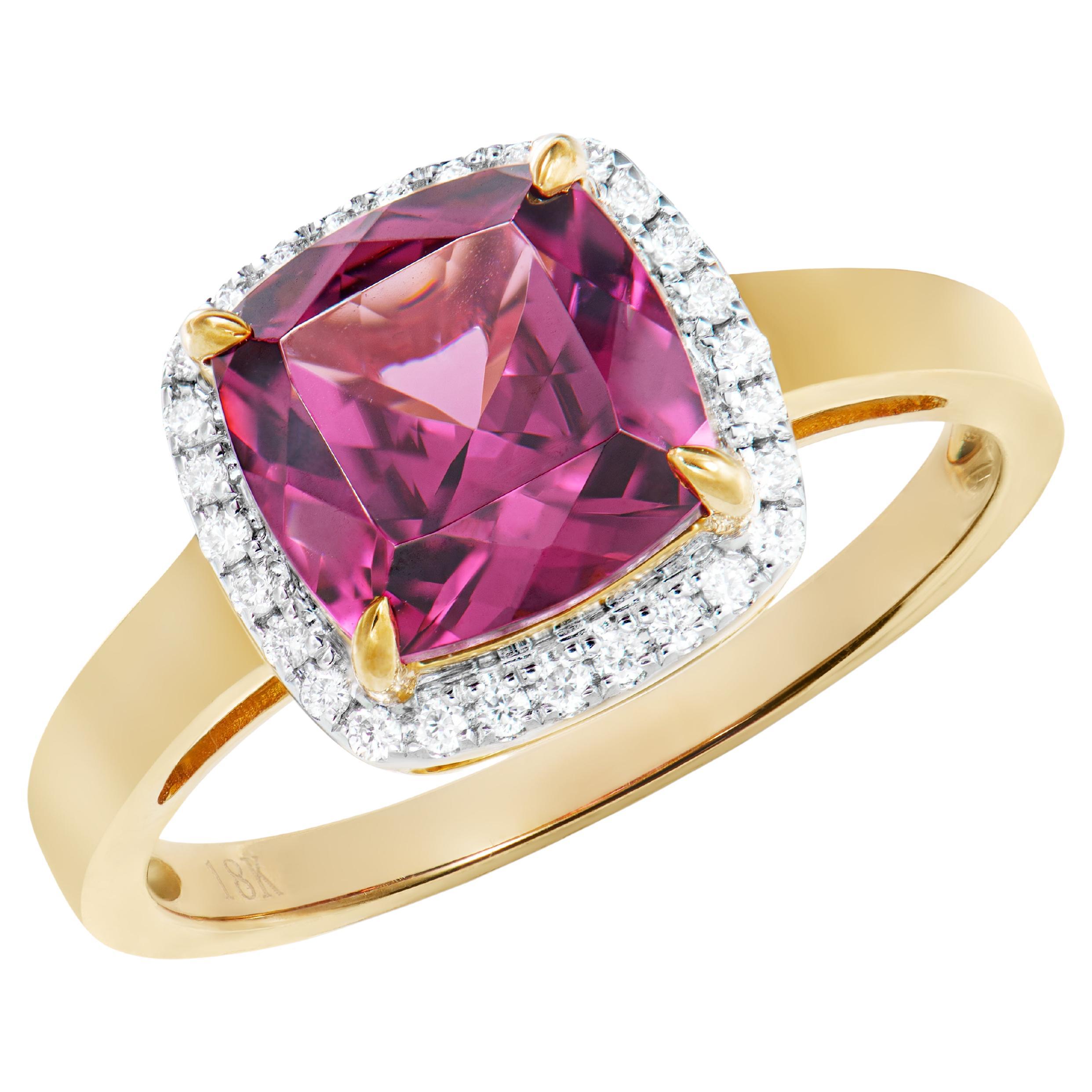 2,80 Karat Rhodolith Fancy Ring aus 18 Karat Gelbgold mit weißem Diamant.   im Angebot