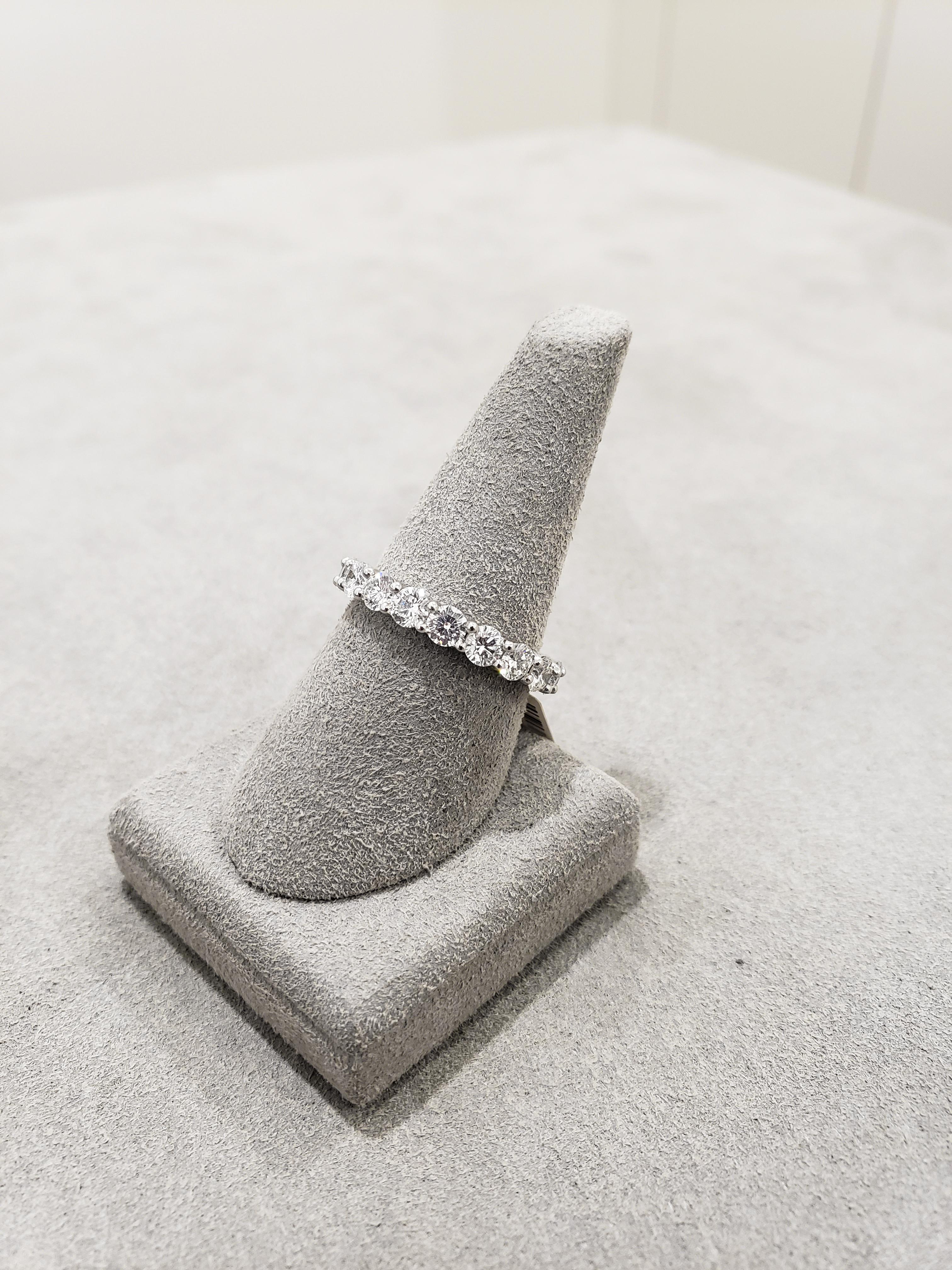 Roman Malakov, anello di matrimonio con fascia di eternità con diamante rotondo da 2.80 carati totali In condizioni Nuovo in vendita a New York, NY