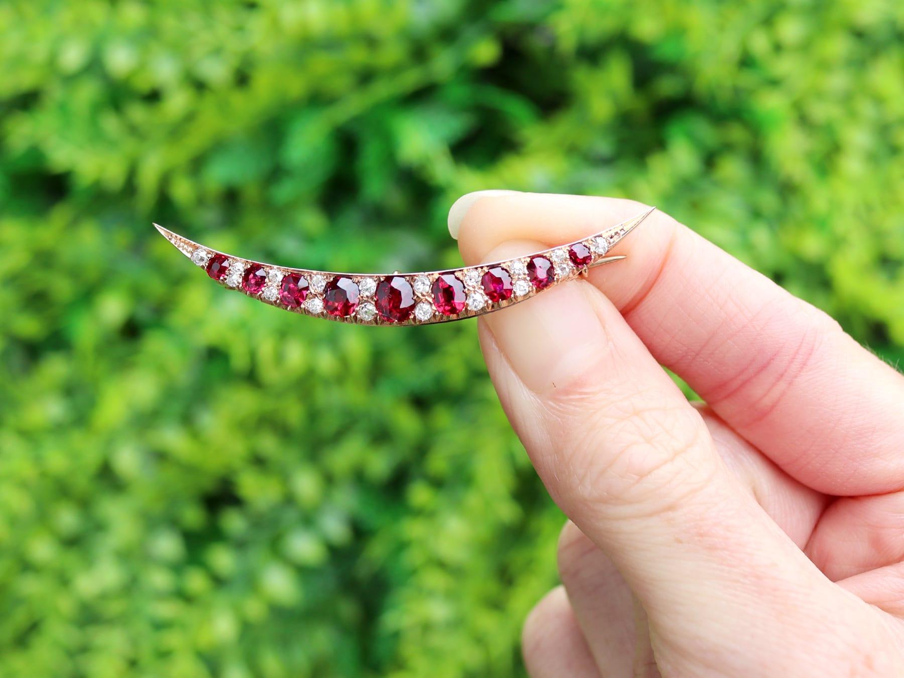 Impresionante broche antiguo eduardiano de 2,80 quilates de rubí, 0,50 quilates de diamante y oro rosa de 9 quilates en forma de media luna; forma parte de nuestra variada colección de joyas.

Este asombroso, fino e impresionante broche de media