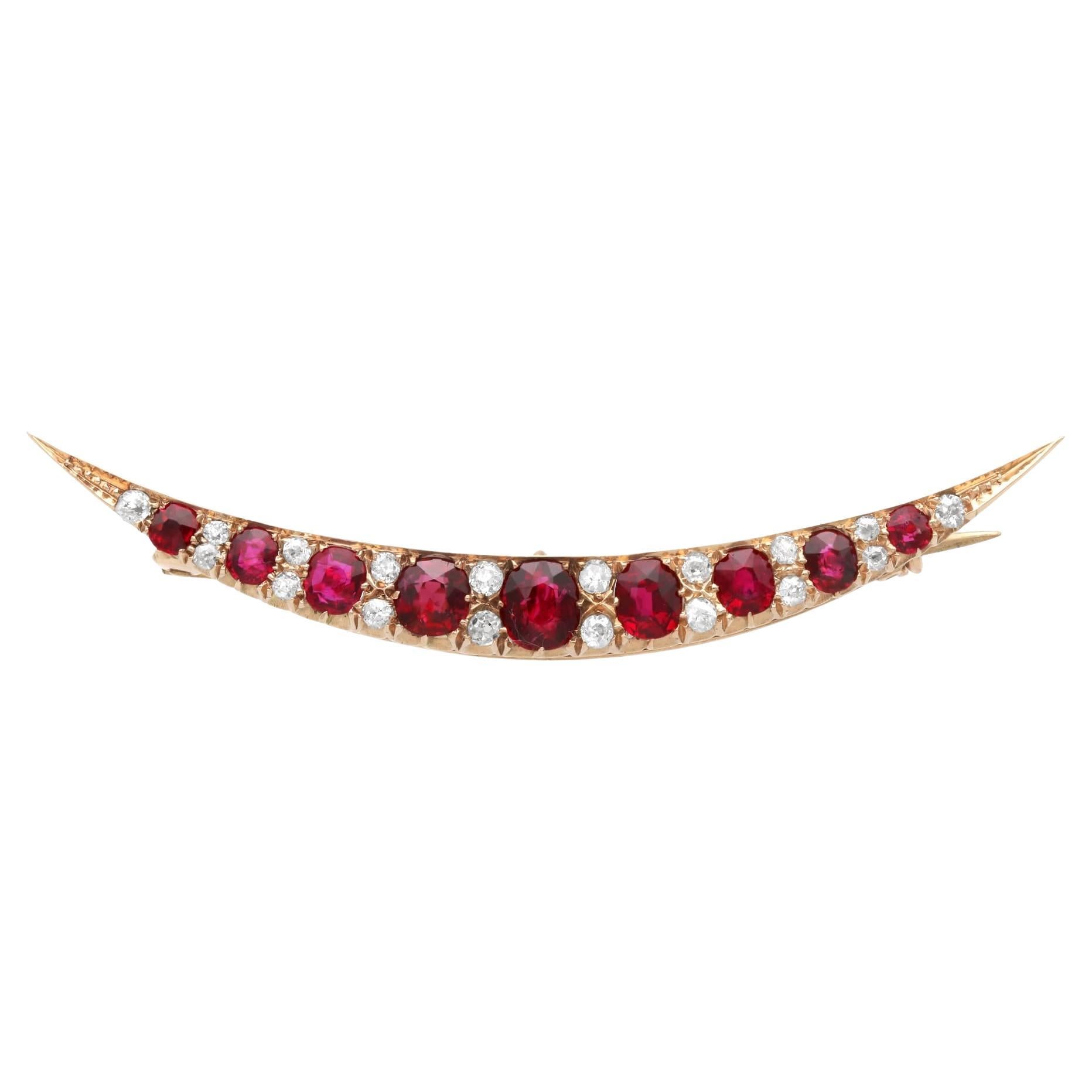 Rubí de 2,80 quilates, diamante de 0,50 quilates Broche de media luna de oro rosa de 9 quilates Circa 1910 en venta