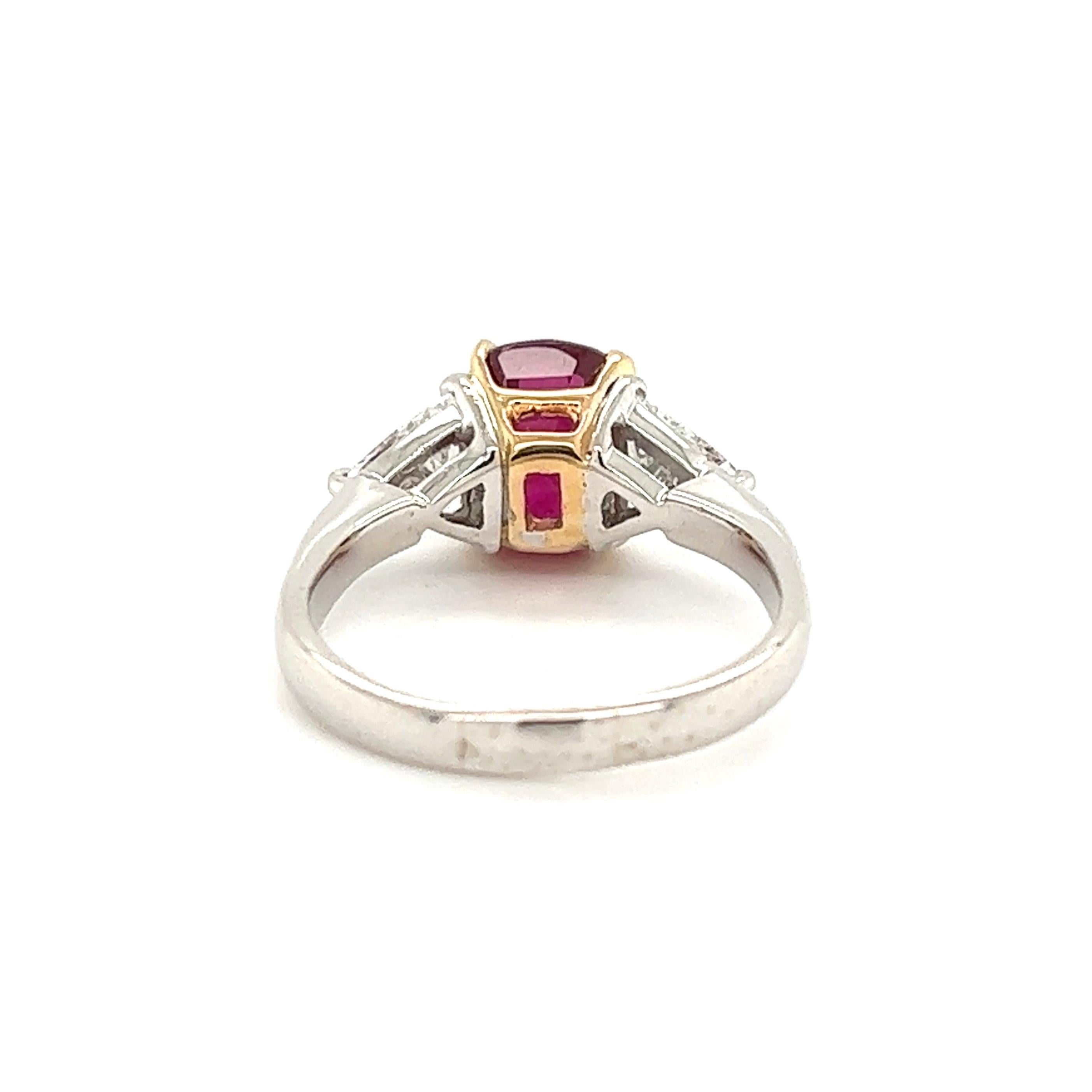 2.80 Carat Ruby GIA and Trillion Diamond 3-Stone Gold Ring Estate Fine Jewelry In Excellent Condition For Sale In Montreal, QC