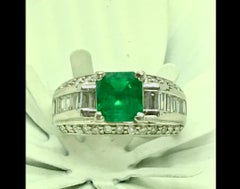 Bague de fiançailles en or blanc avec émeraudes colombiennes carrées de 2,80 carats et diamants