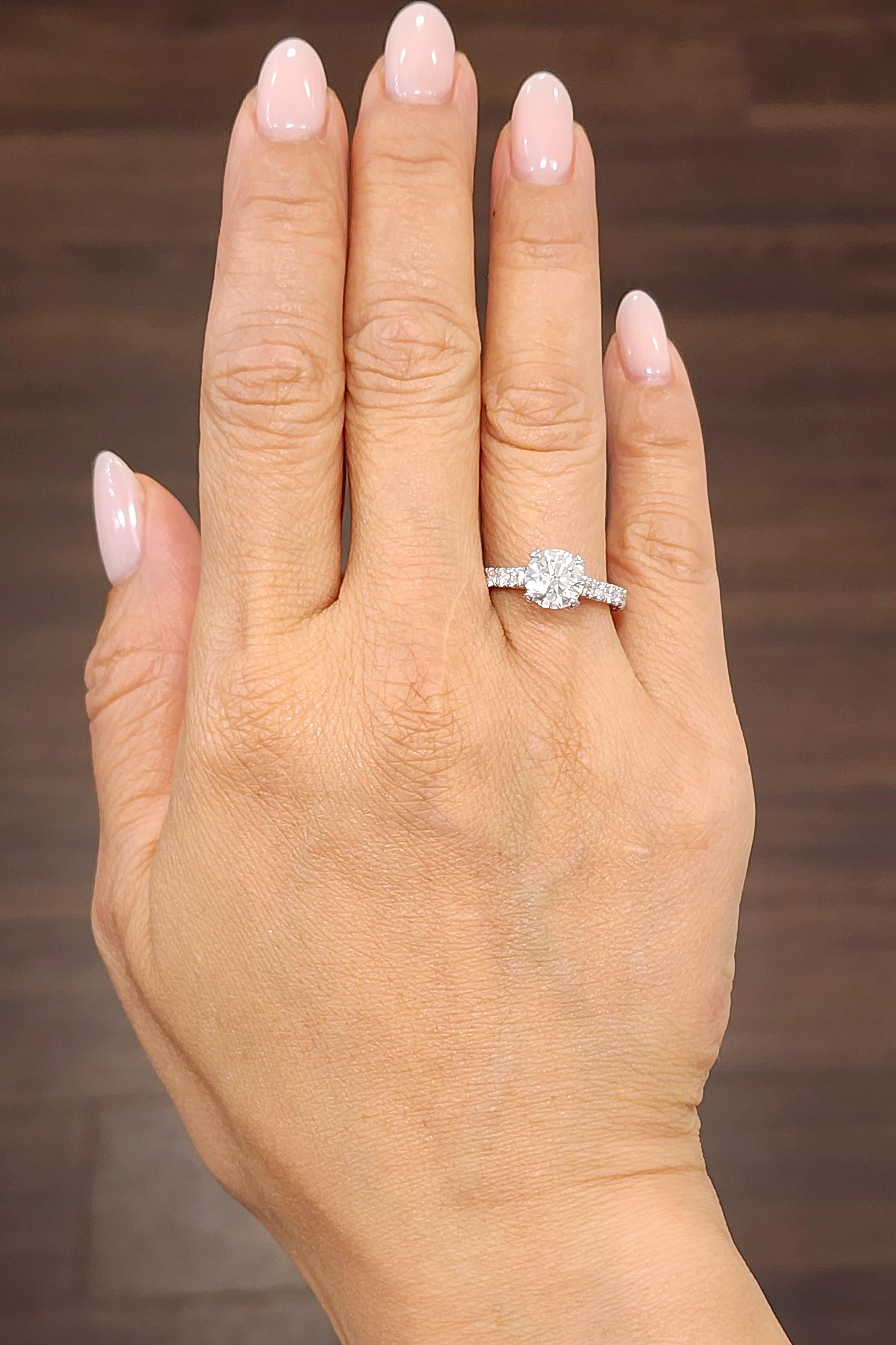 Rehaussez votre collection avec cette exquise bague de fiançailles Tacori, ornée d'un diamant blanc de taille ronde de 1,70 ct certifié par la GIA en guise de pièce maîtresse. Le diamant présente une couleur F et une pureté SI2, ce qui lui confère