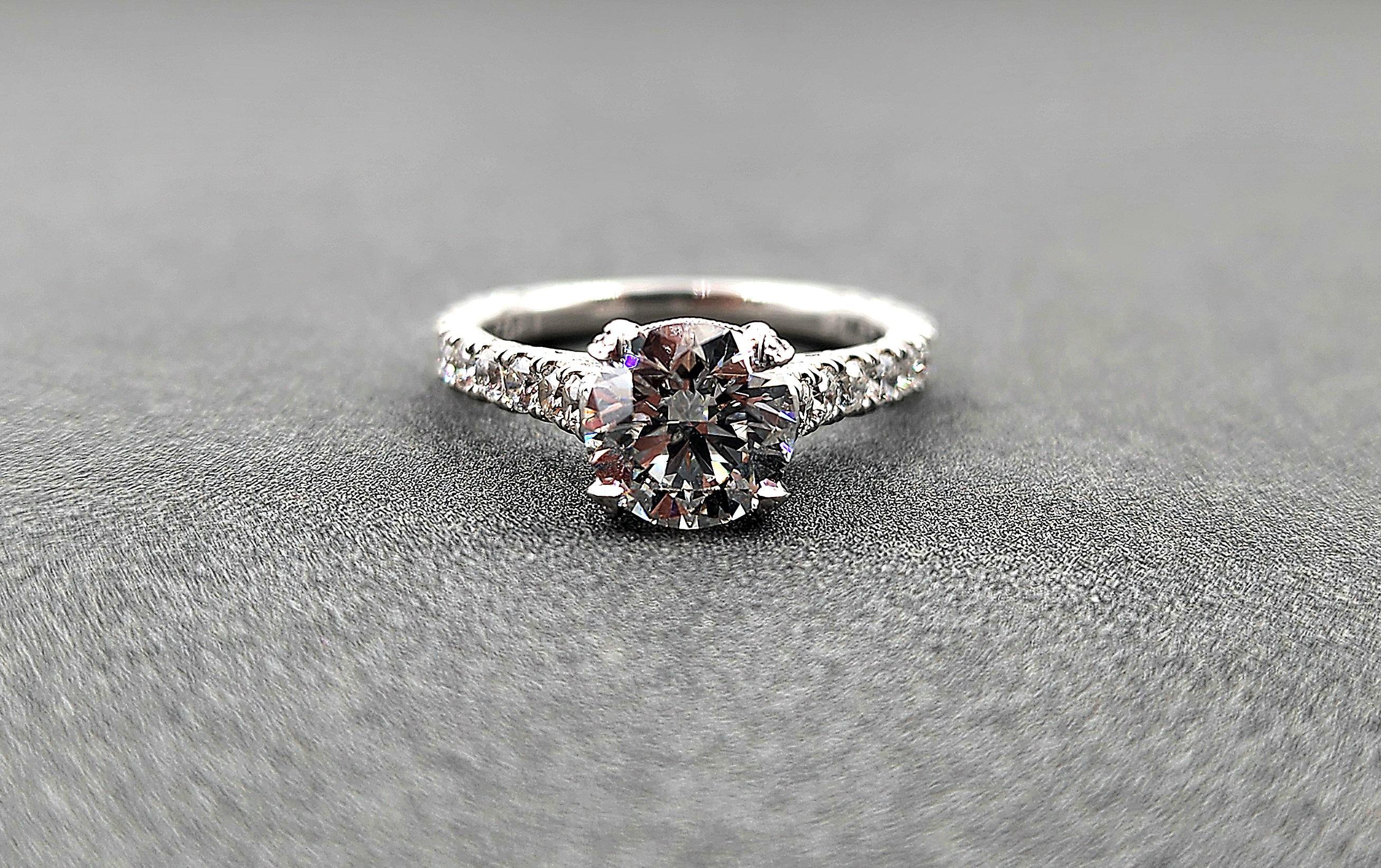 Taille ronde 2.80 Carat Tacori Petite Crescent RoyalT Round GIA Solitaire Engagement Ring en vente