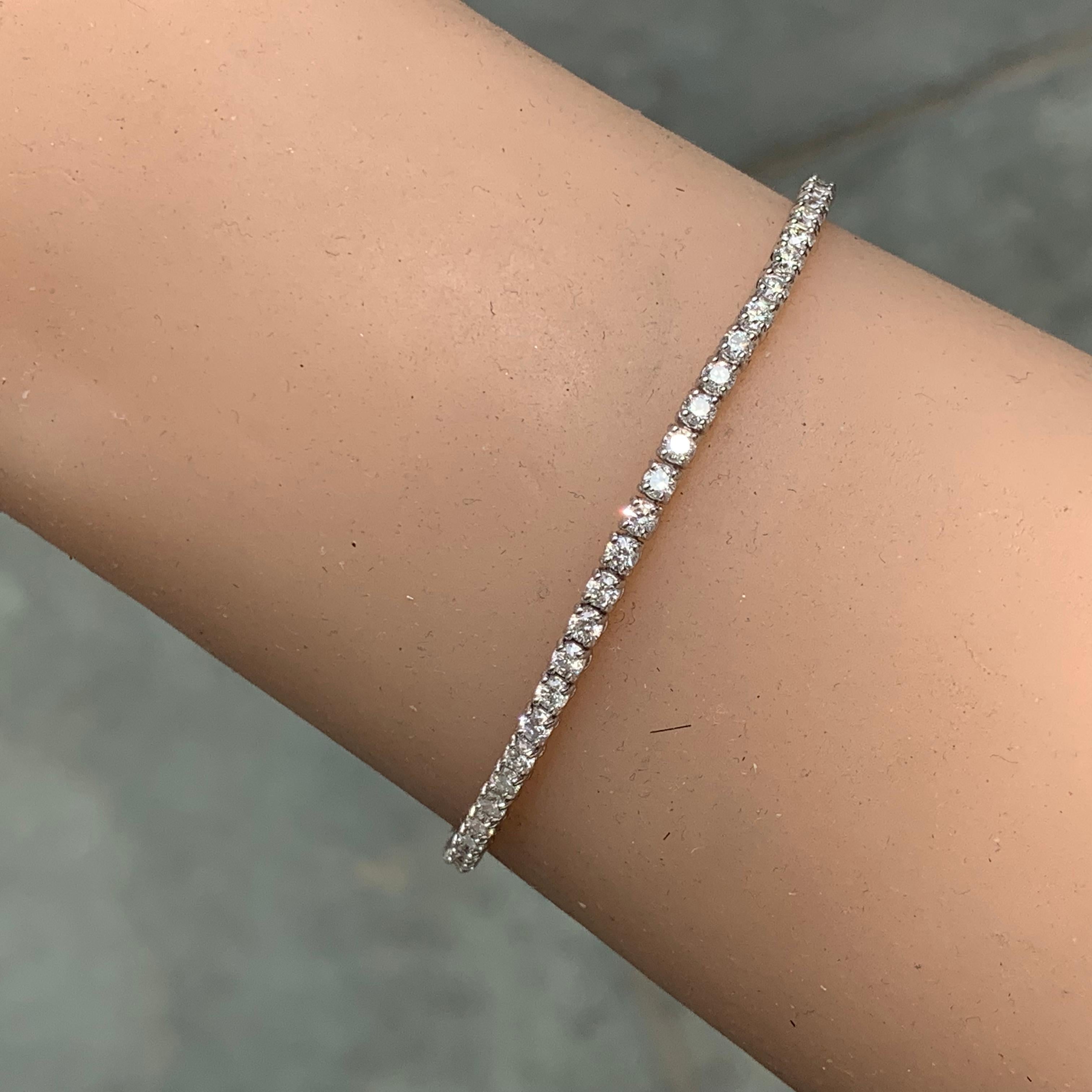 2,80 Karat ungefähres Diamant-Tennisarmband 18k Weißgold

1. Karat Gewicht: 2,80 Karat Ungefähr 

2. Farbe: G-H

3. Klarheit : SI

4. 18k Weißgold

5. Länge 7,5 Zoll